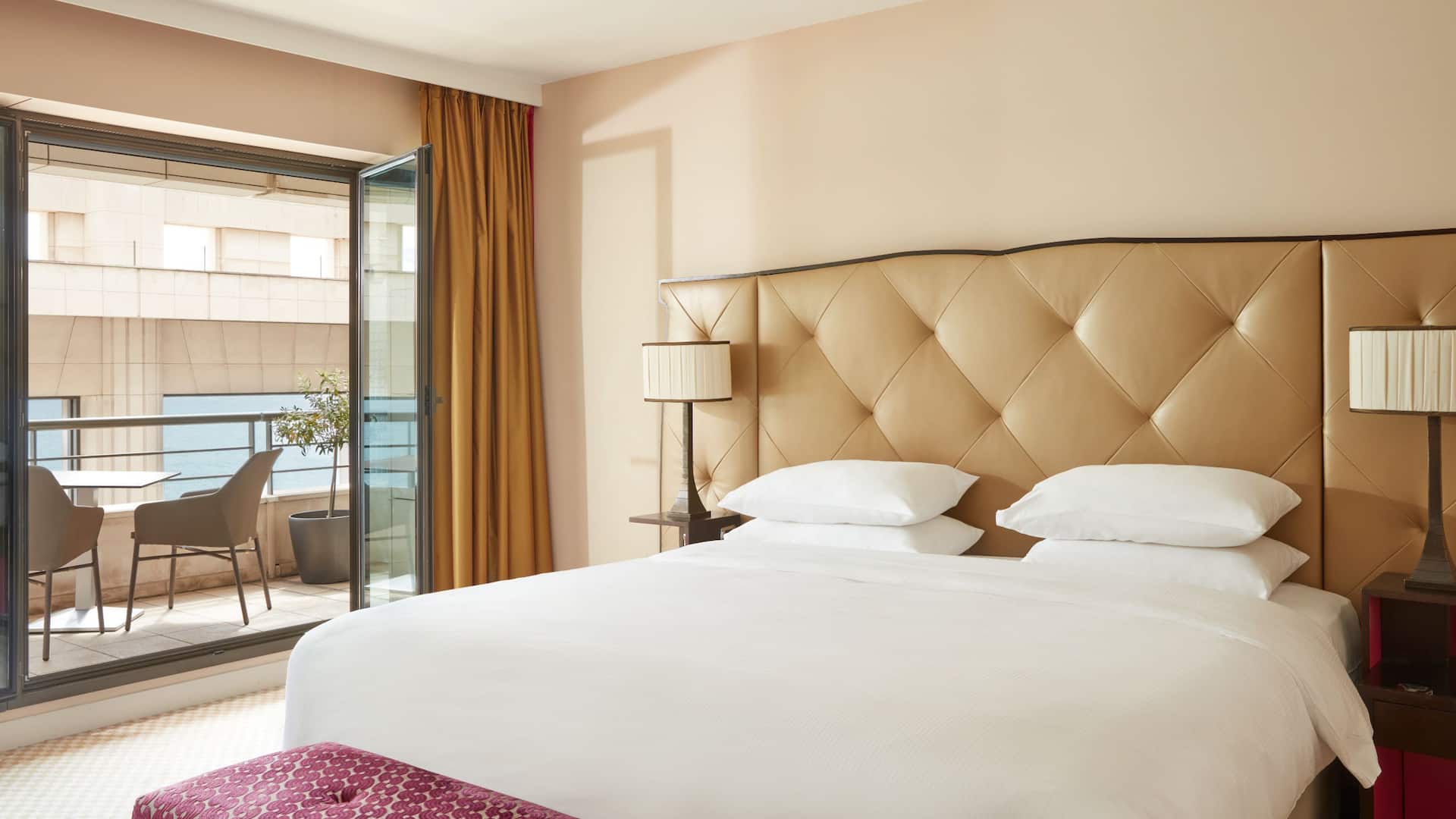 1 de 5 Hyatt Regency Nice Palais de la Méditerranée King Deluxe Bed