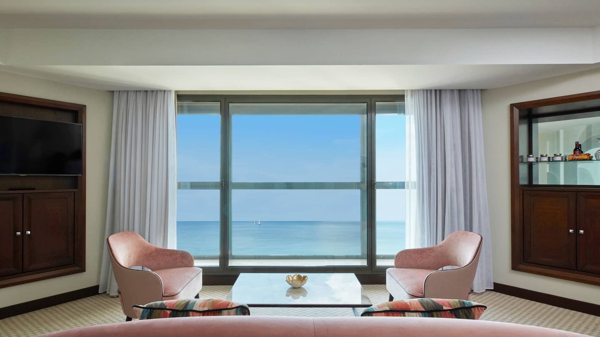 5 de 6 Hyatt Regency Nice Palais de la Méditerranée Prestige Sea View Suite Living Room View