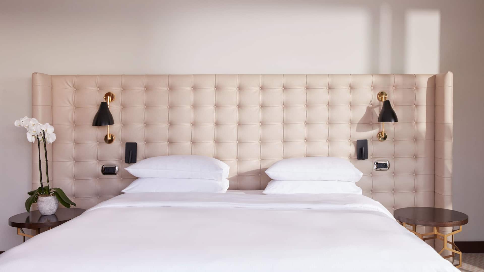 6 de 12 Hyatt Regency Nice Palais de la Méditerranée Regency Suite Bed