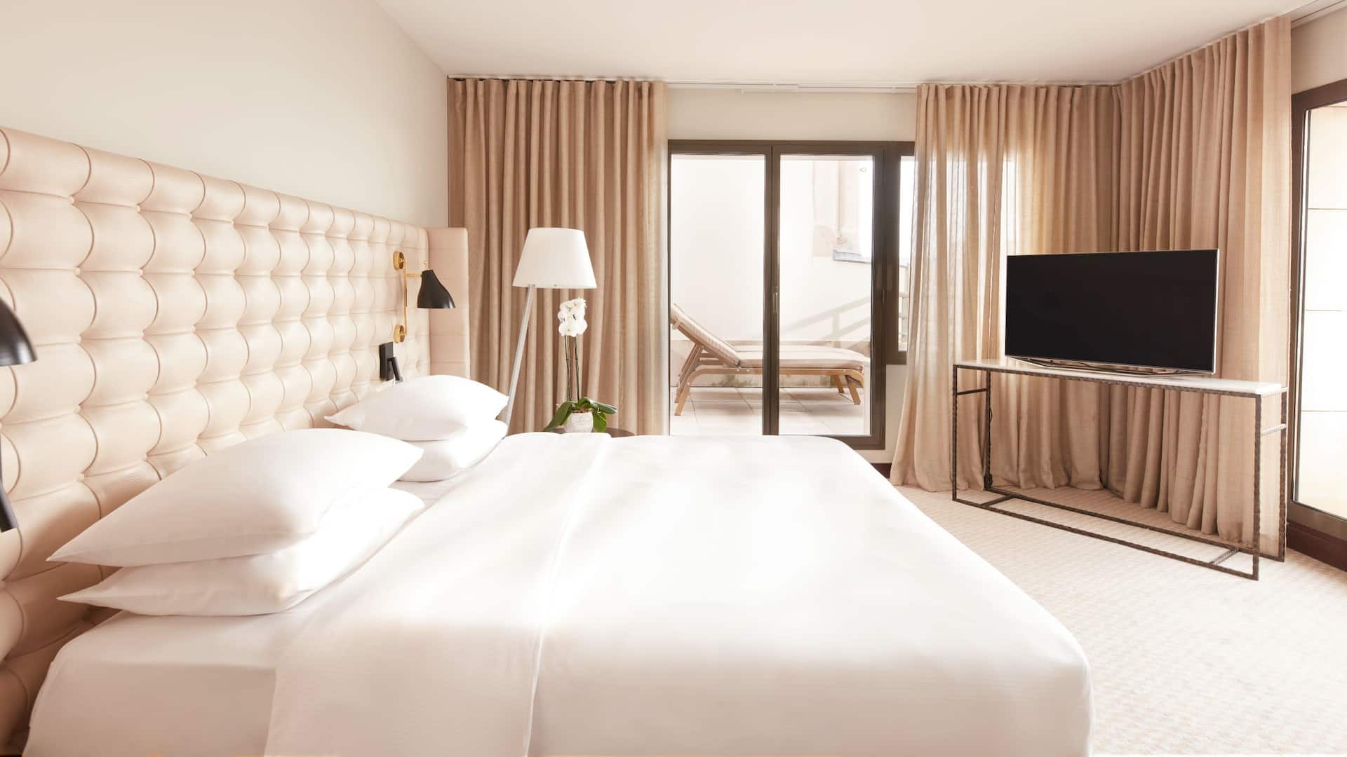 8 de 12 Hyatt Regency Nice Palais de la Méditerranée Regency Suite Room