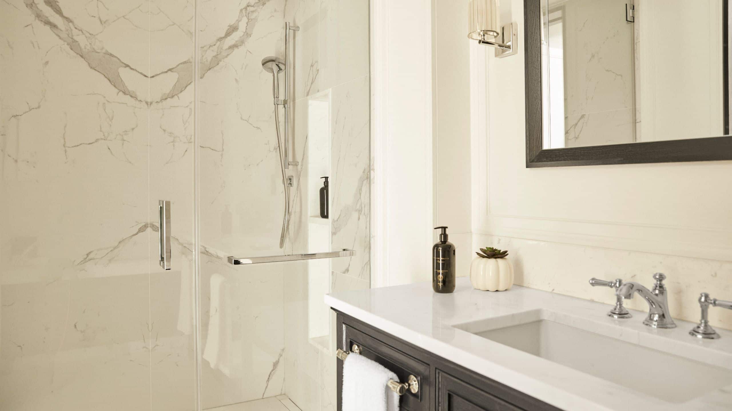 第 3，共 6 Park Hyatt London River Thames Room King Bathroom Shower