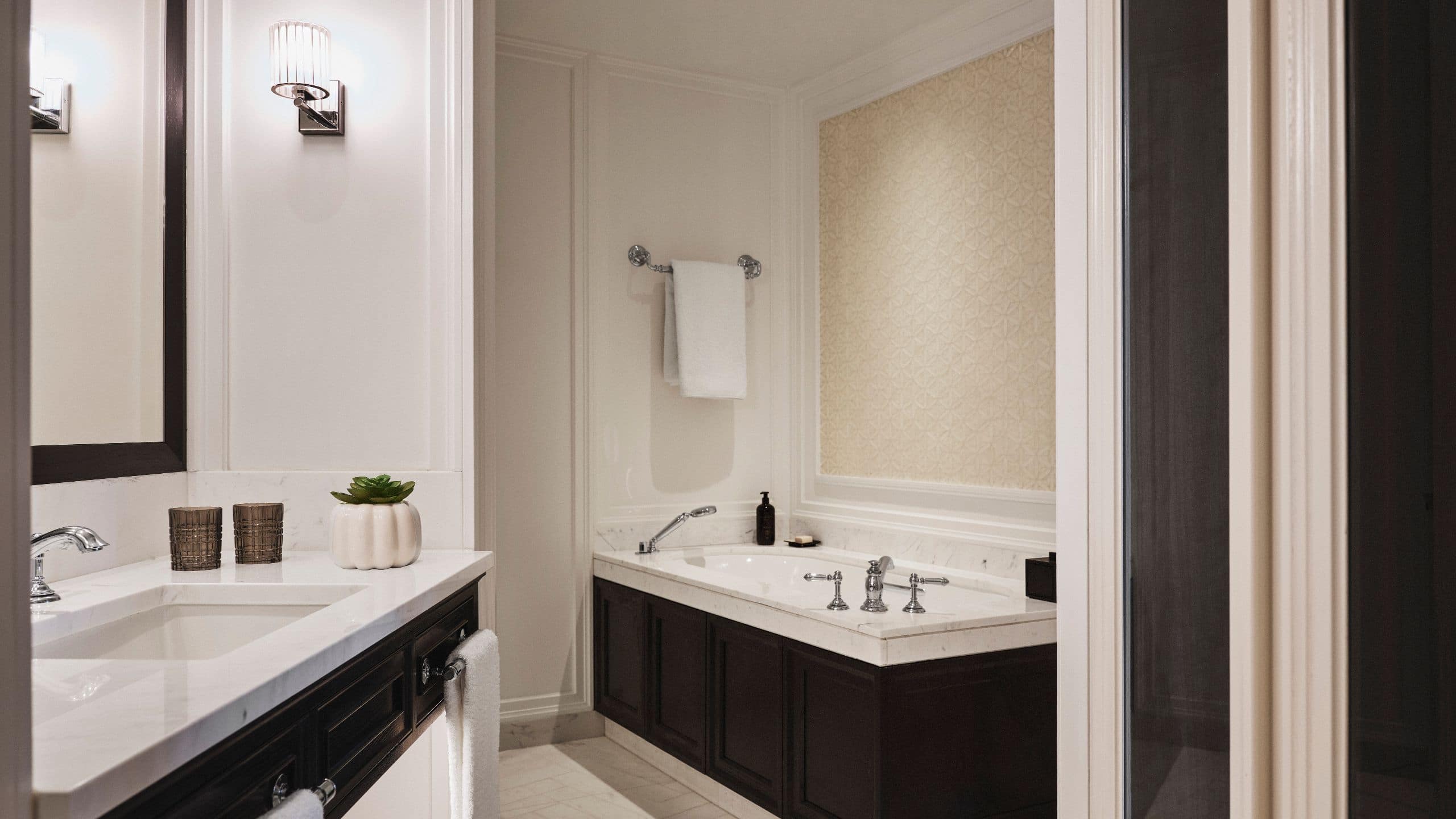 第 3，共 5 Park Hyatt London River Thames Room King Corner Bathroom