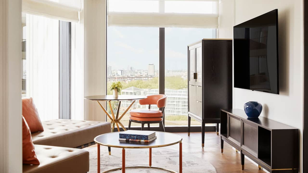 Suite Park Living Room River View