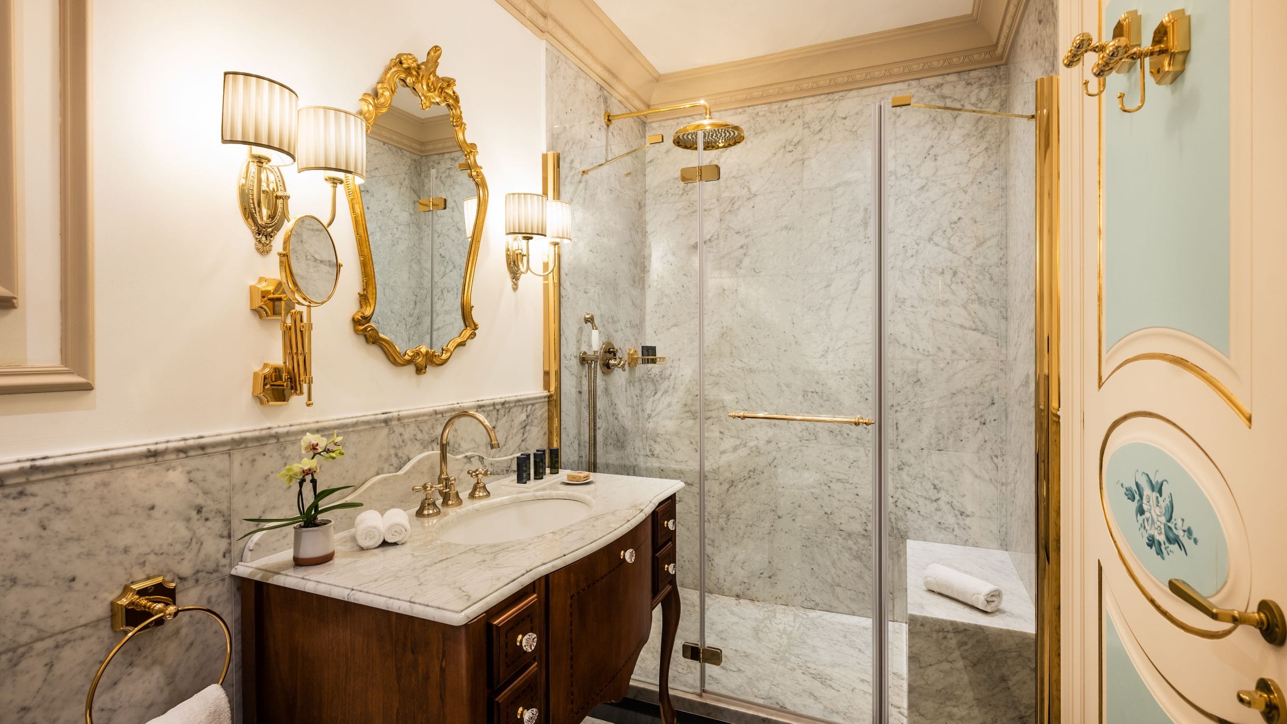 3 de 7 Hotel Flüela Davos Common Bathroom All Rooms