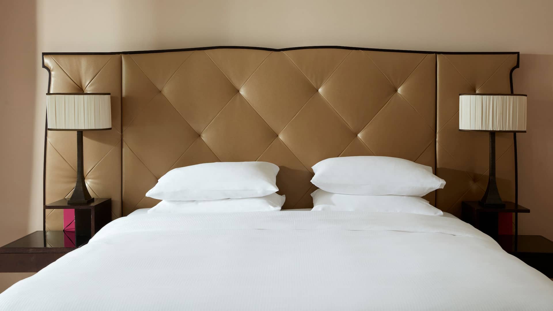 11 de 12 Hyatt Regency Nice Palais de la Méditerranée Regency Suite Bed