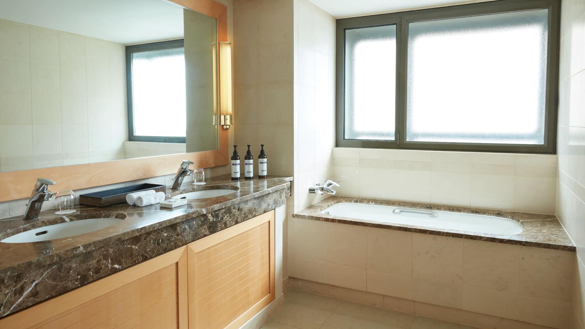 5 de 5 Hyatt Regency Nice Palais de la Méditerranée Executive King Sea Bathroom
