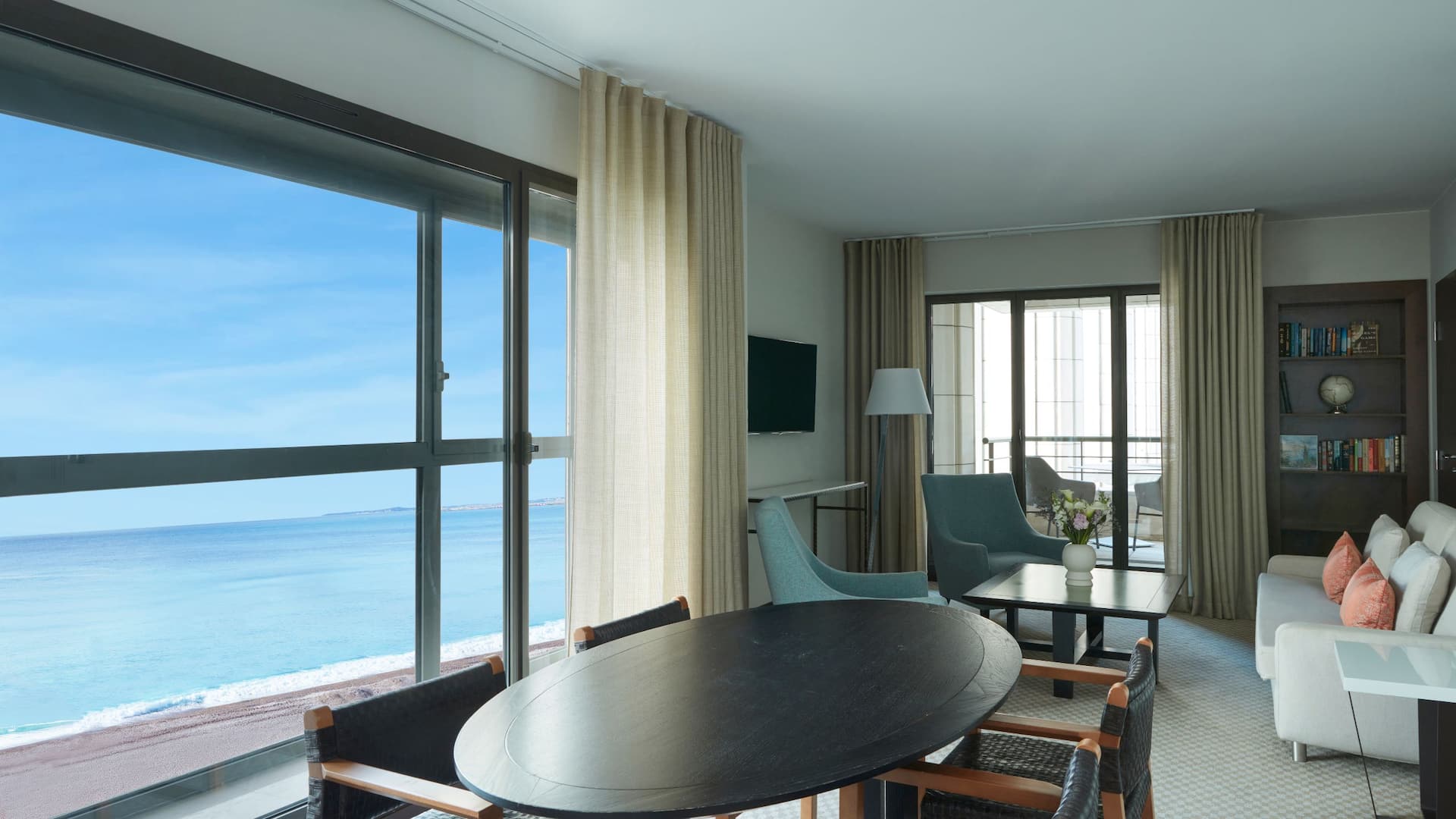 1 de 5 Hyatt Regency Nice Palais de la Méditerranée Executive King Sea Living Room