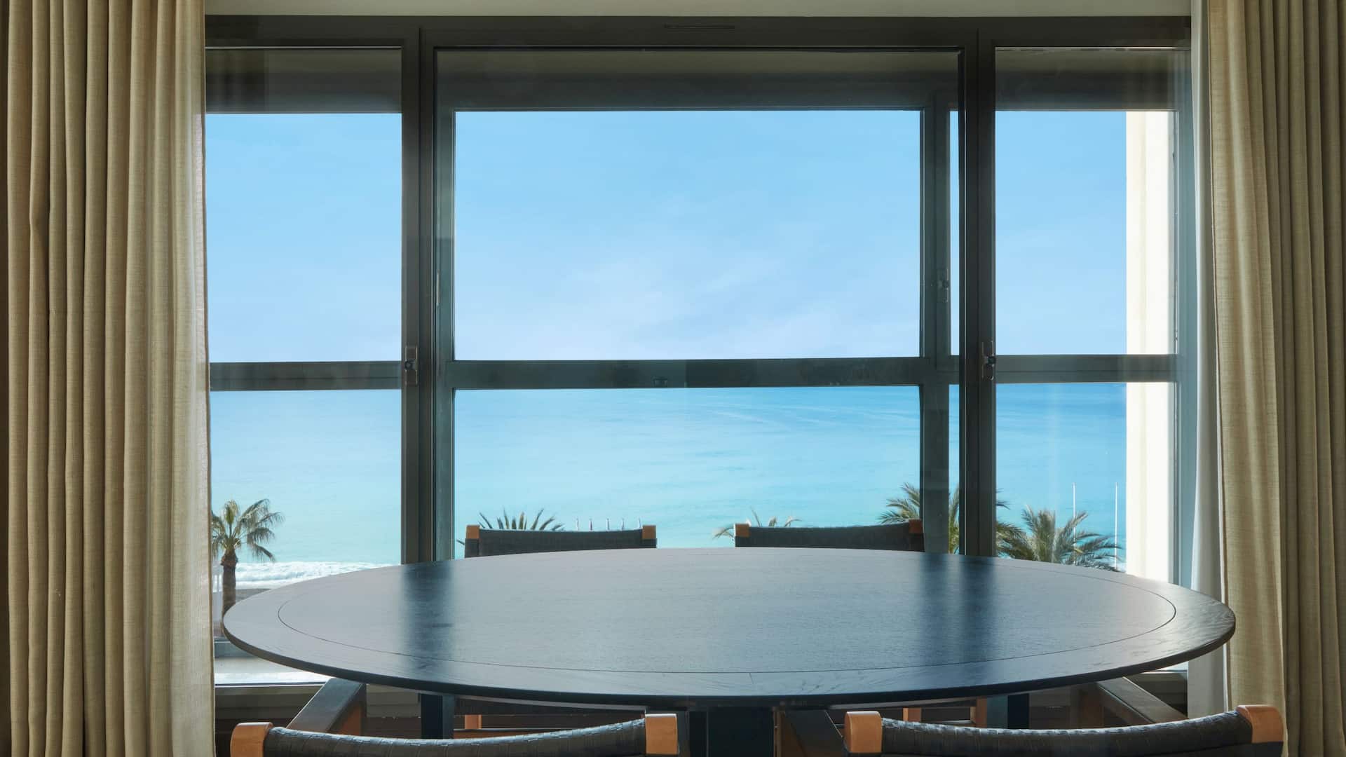 3 de 5 Hyatt Regency Nice Palais de la Méditerranée Executive King Sea Living Room View