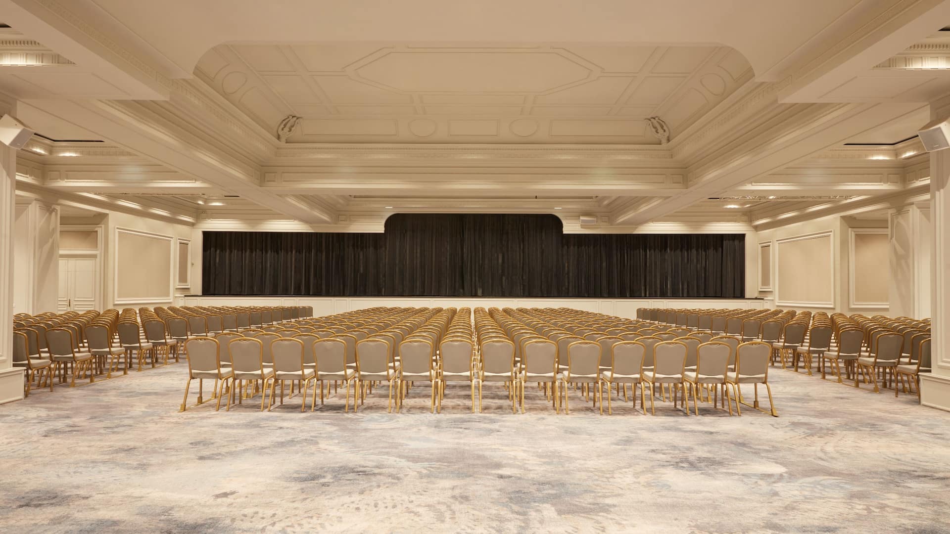 3 de 3 Hyatt Regency Nice Palais de la Méditerranée Salon Riviera Overview