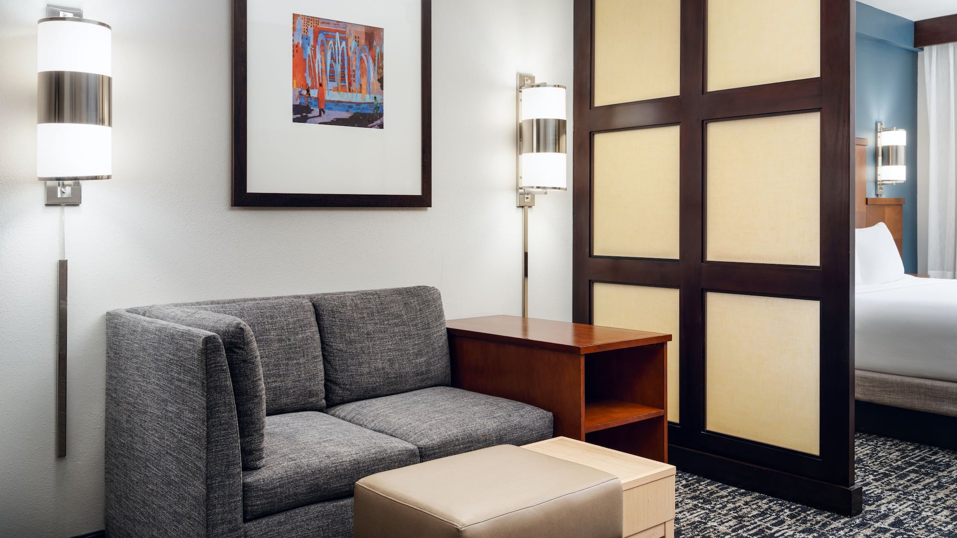 1/4 Hyatt Place Columbus-North Guestroom Sofa Detail