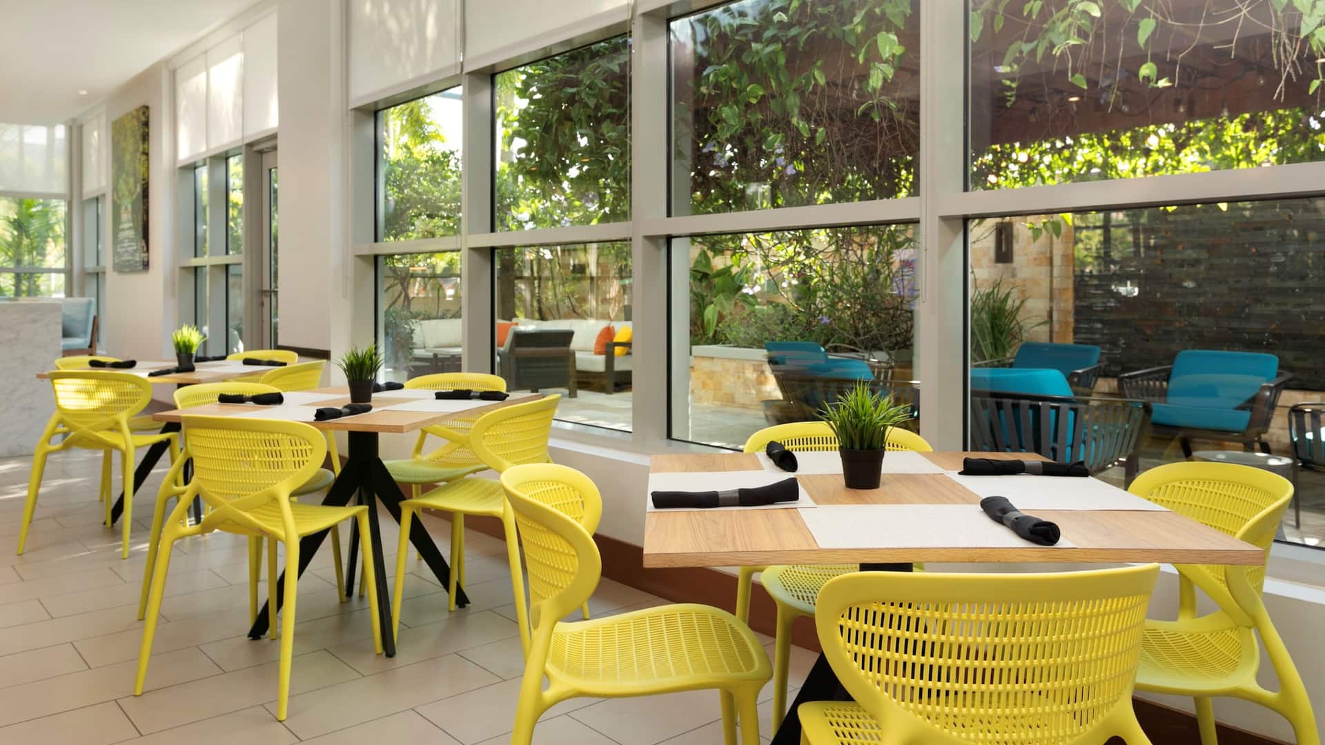 Hyatt House San Juan Hbar Dining Area