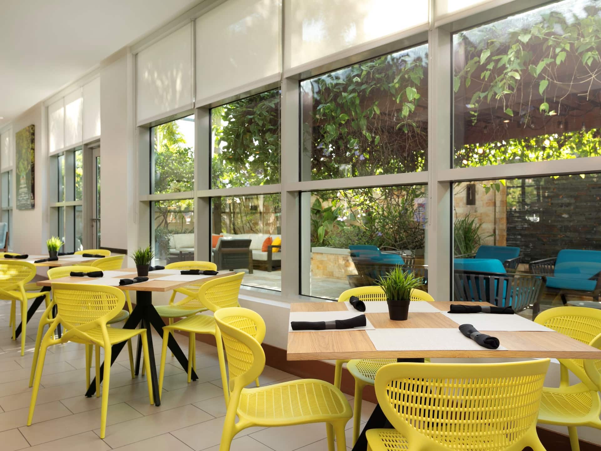 Hyatt House San Juan Hbar Dining Area