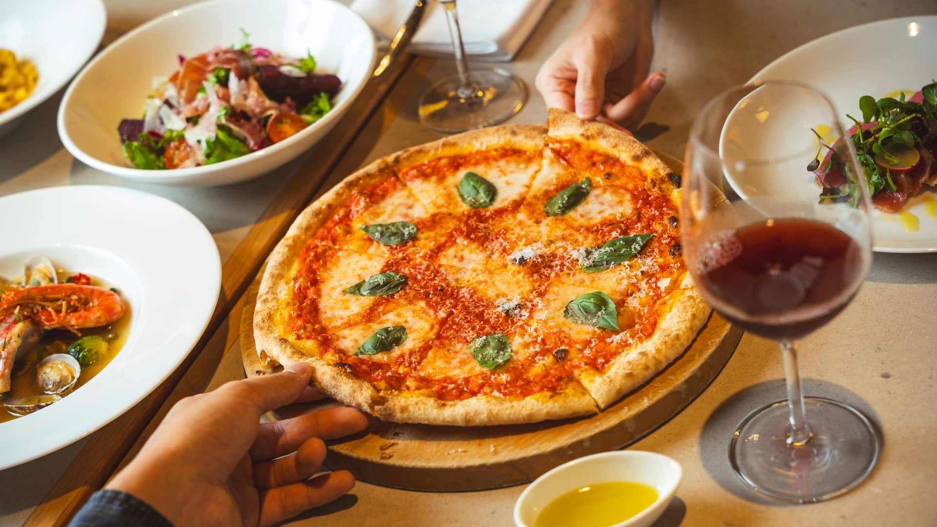 Hyatt Regency Seragaki Island, Okinawa Cucina Serale Pizza Sharing