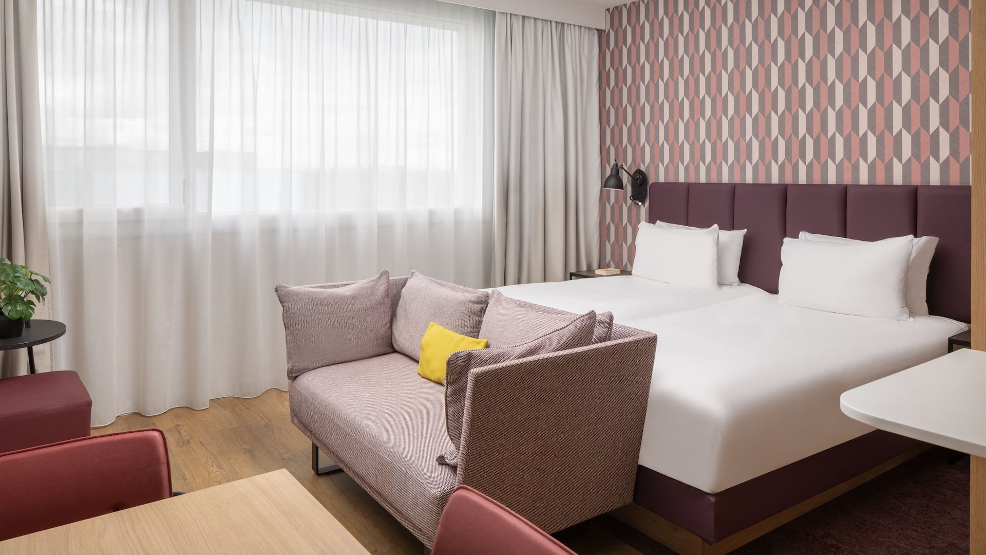 1 de 9 Hotel bedroom with bed and kitchen amenities at Hyatt House Paris Charles de Gaulle Airport