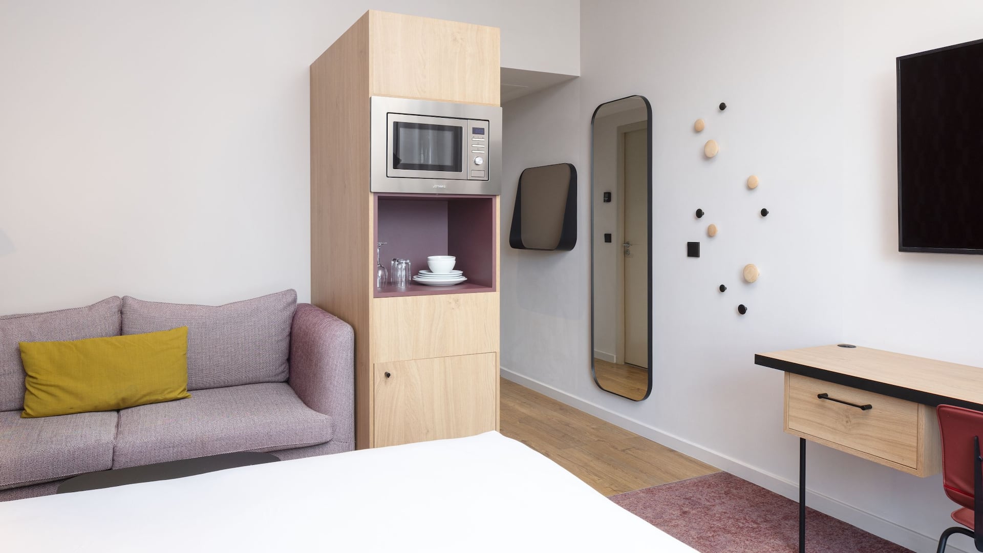 4 de 5 Hyatt House Paris Charles de Gaulle Airport King Bed Couch