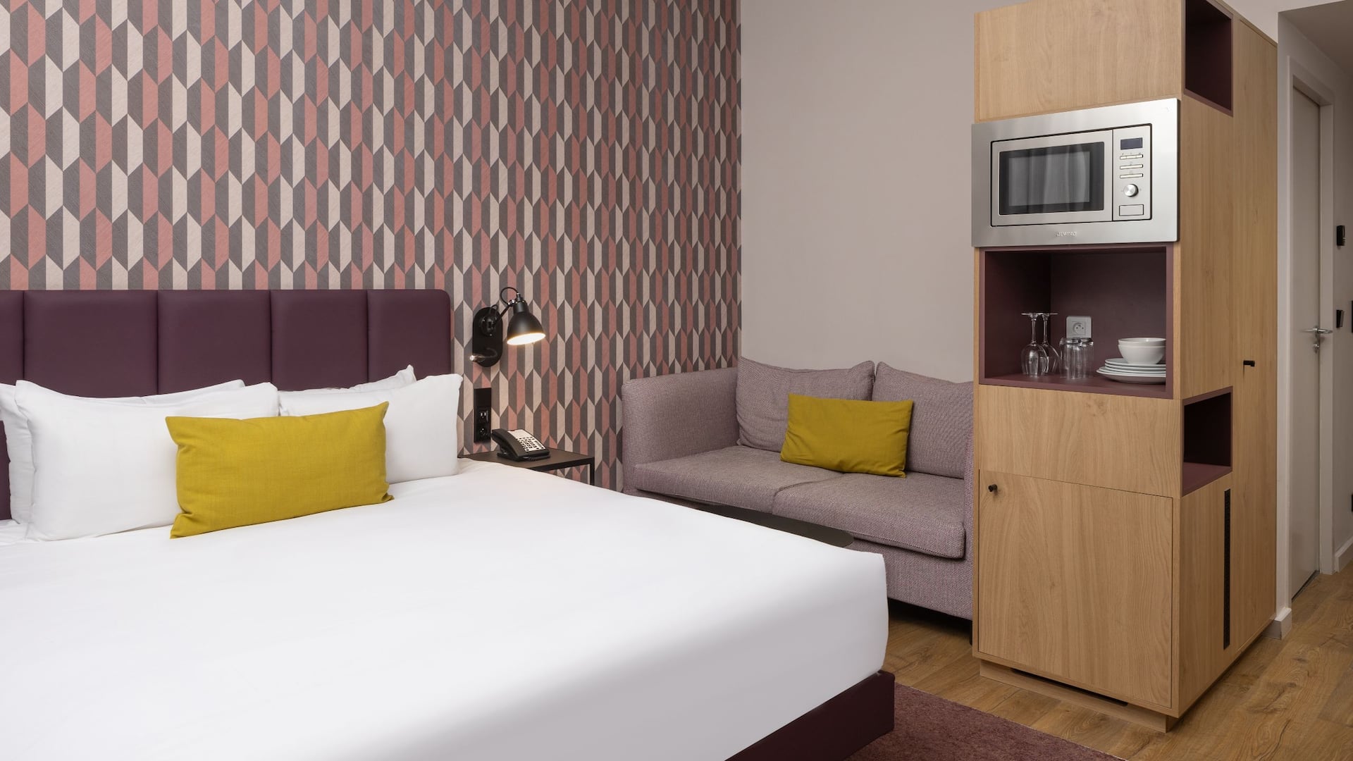1 de 9 Hotel bedroom with King bed and kitchen area at Hyatt House Paris Charles de Gaulle Airport