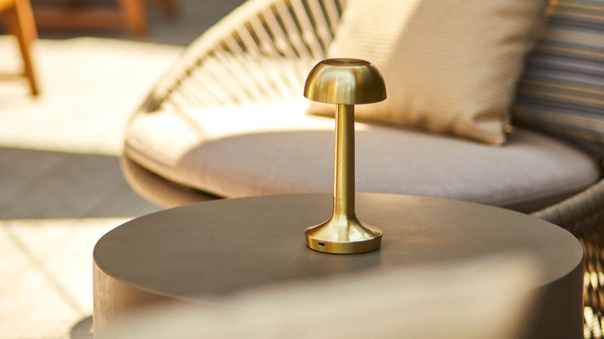 Grand Hyatt Barcelona Sofia Bar And Tapas Terrace Detail Lamp