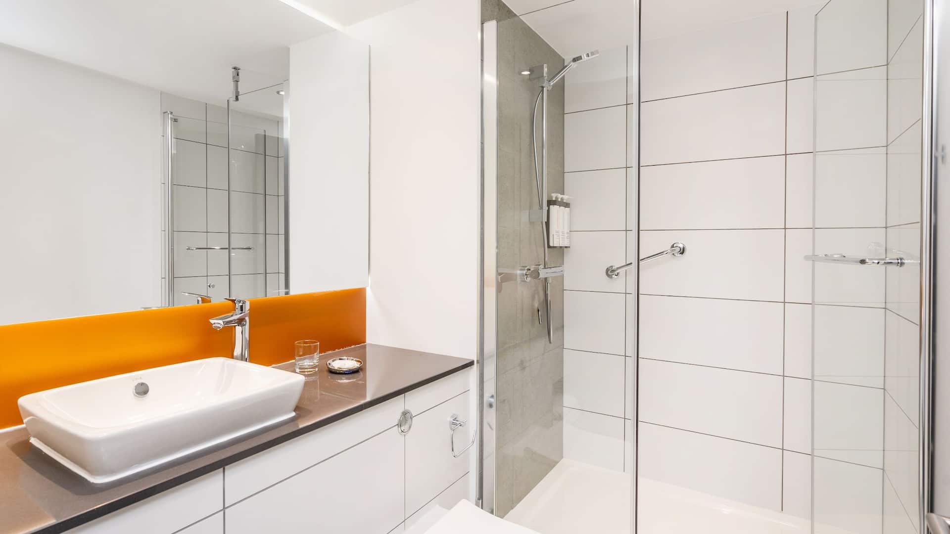 第 4，共 4 Hyatt Place Leeds Bathroom Vanity Shower