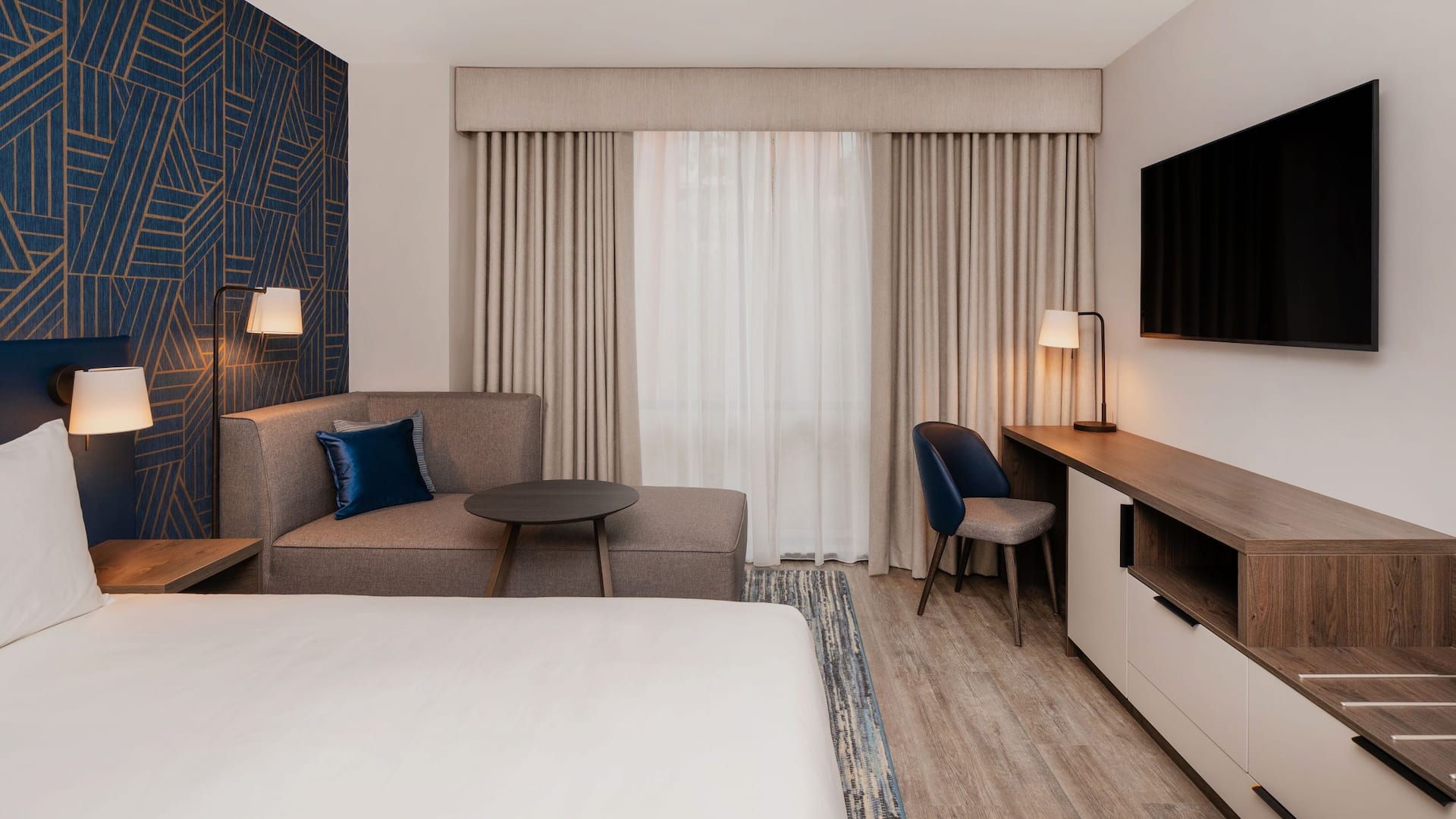 第 3，共 4 Hyatt Place Leeds Guestroom King Bed Side
