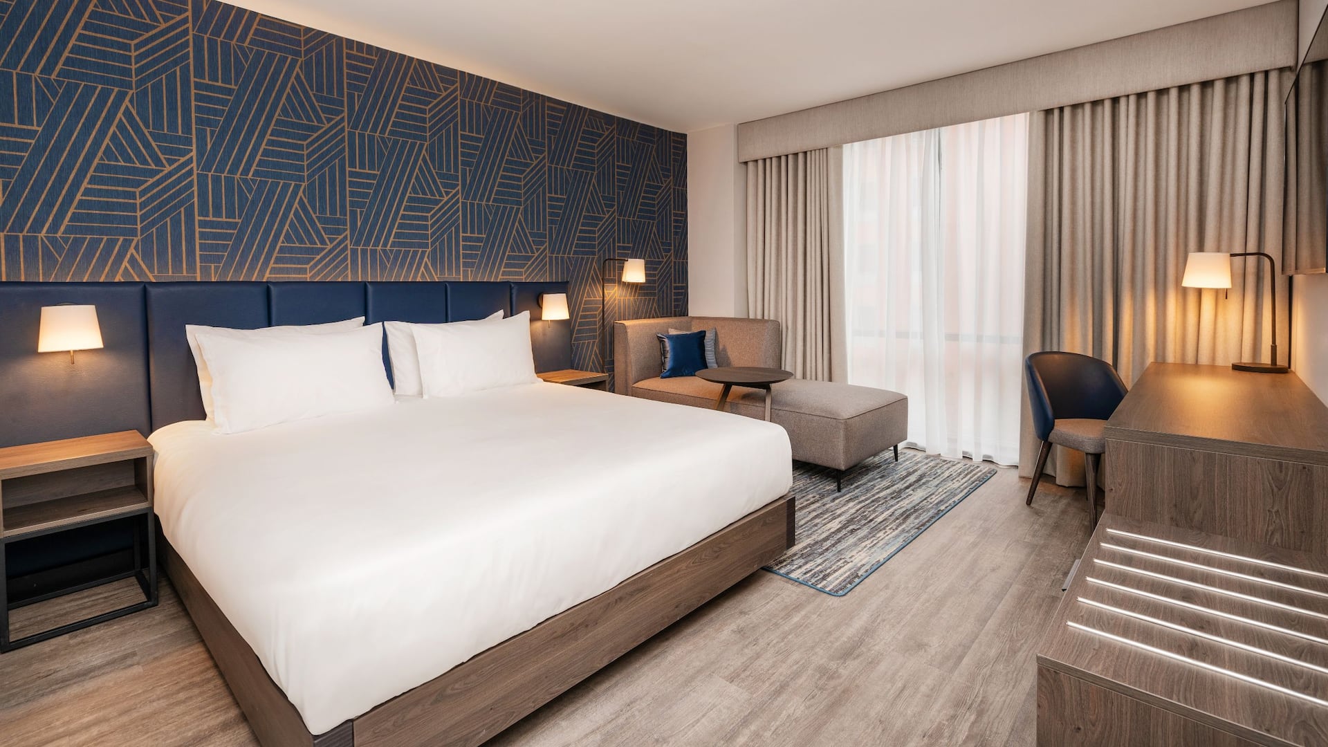 Hyatt Place Leeds Guestroom King Bed