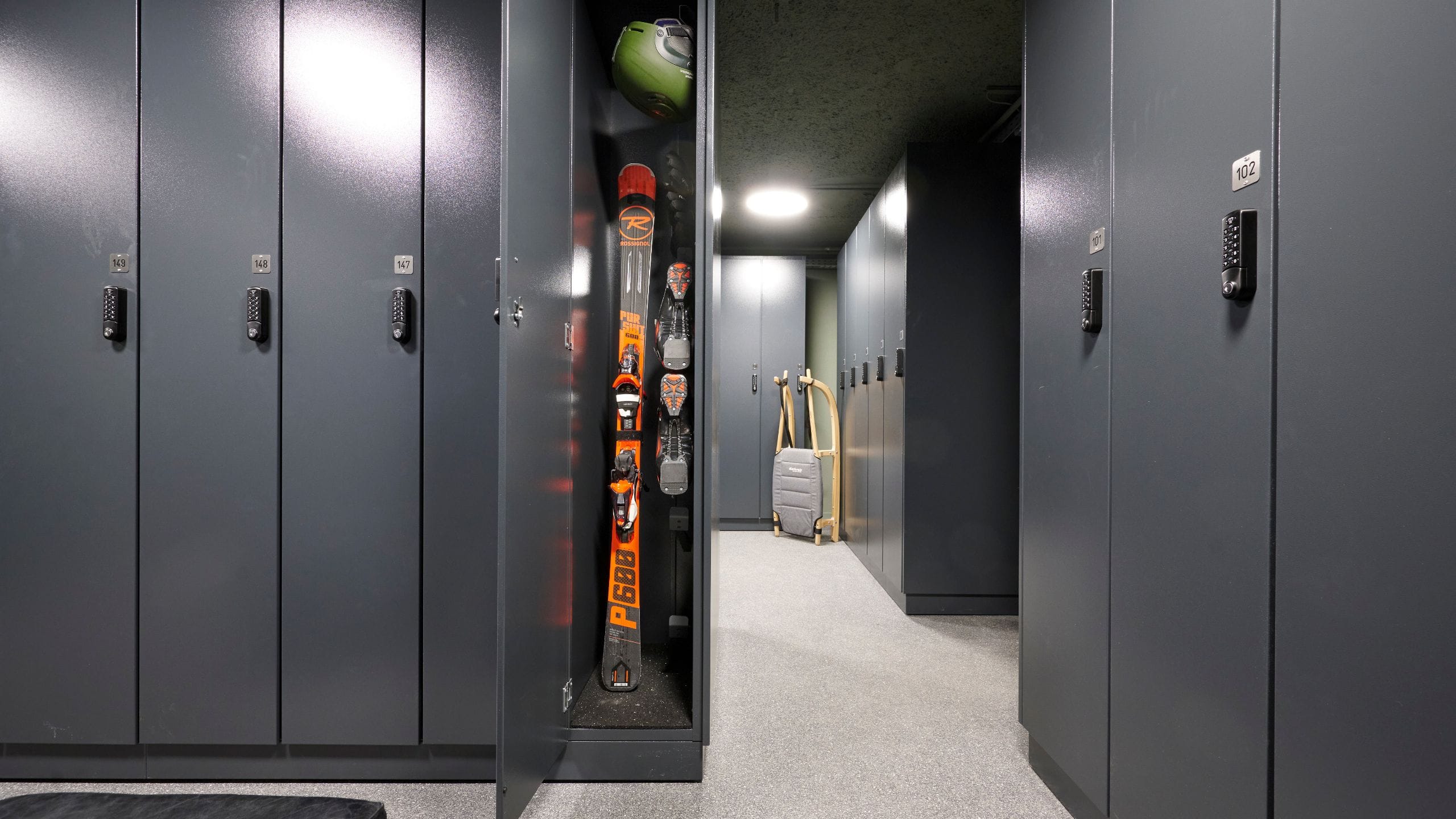 Hotel Flüela Davos Ski Locker Room