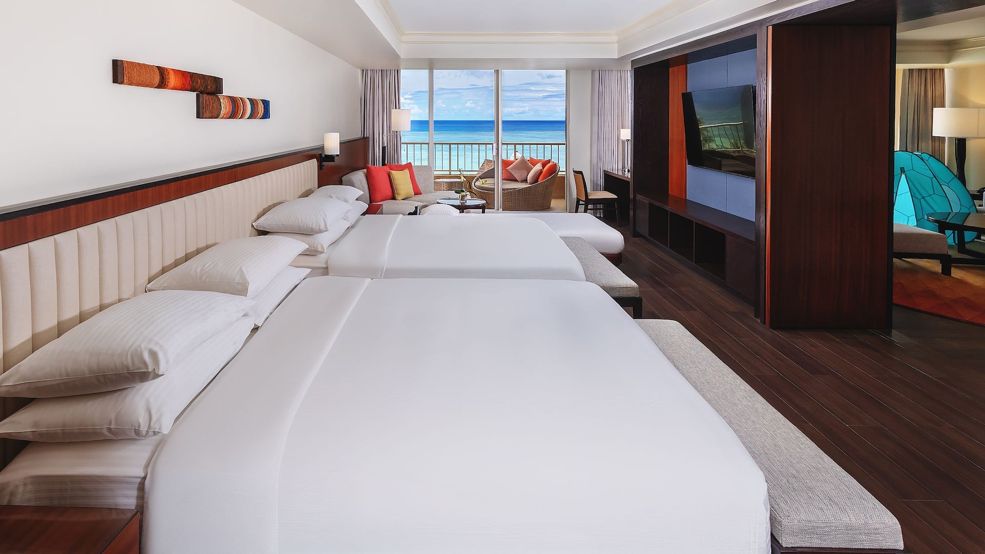 1 de 5 Hyatt Regency Guam Family Suite Twin Bedroom