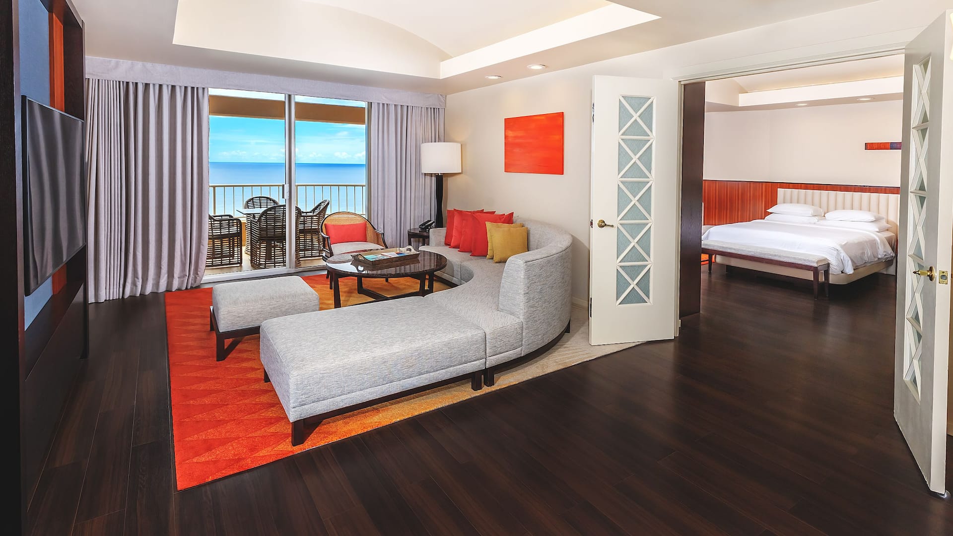 2 de 4 Hyatt Regency Guam Regency Executive Suite Twin Living Room Couch