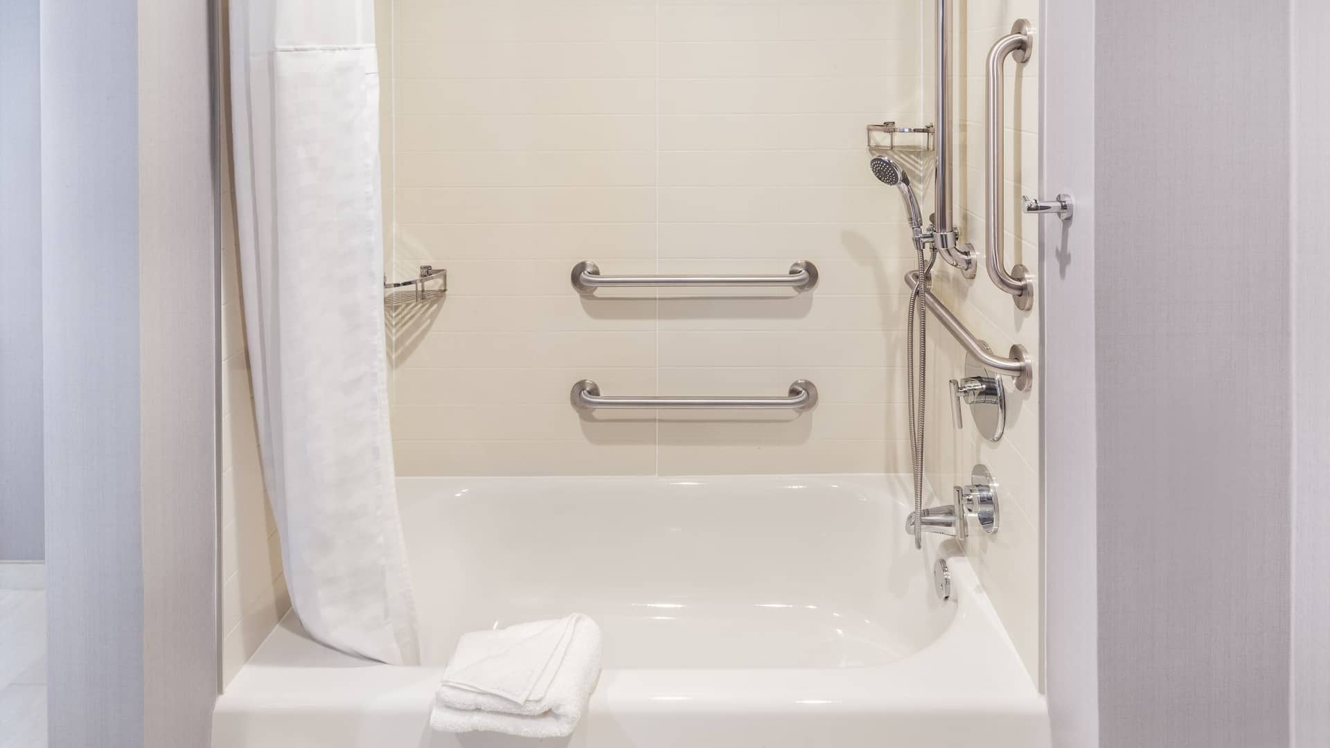 2 de 2 Hyatt Place Munster Accessible Bathtub