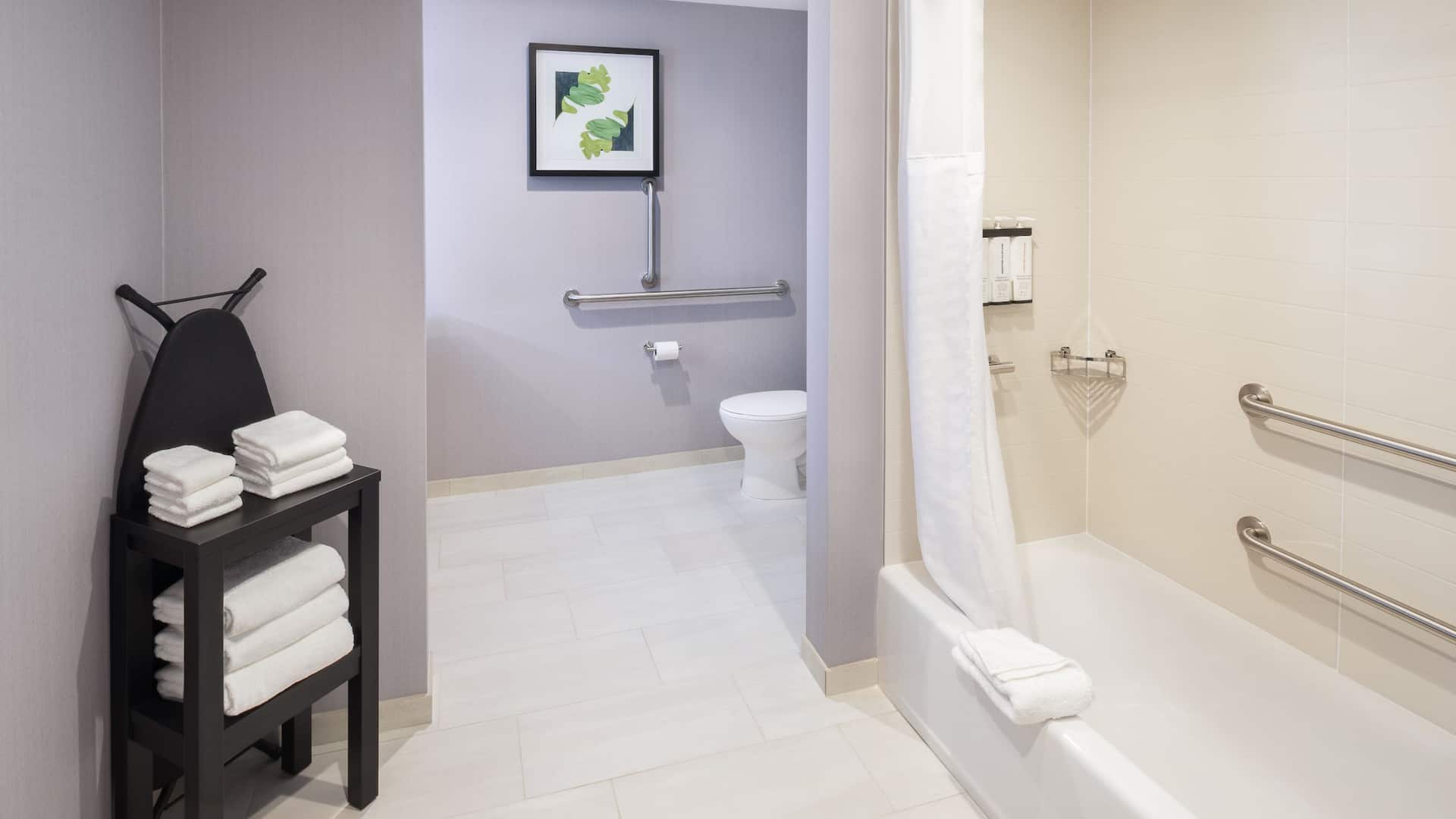 4 de 5 Hyatt Place Munster Accessible Bathroom With Bathtub