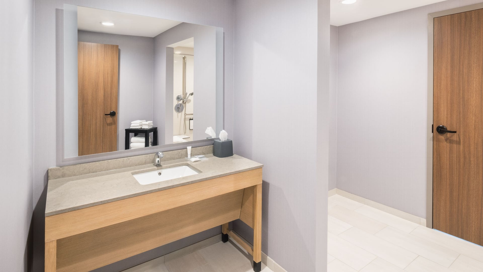 3 de 4 Hyatt Place Munster Accessible Bathroom Vanity