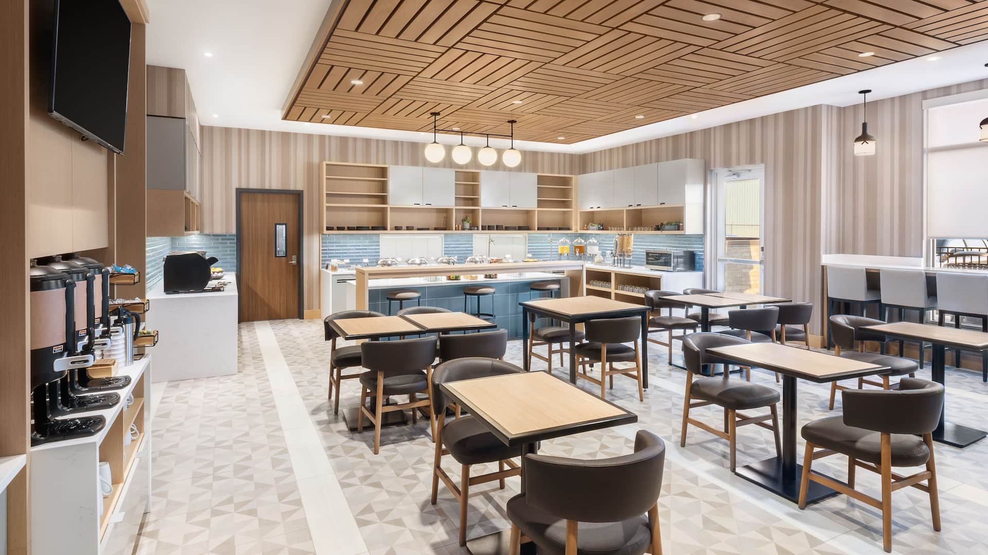 Hyatt Place Munster Breakfast Buffet and Seating Area
