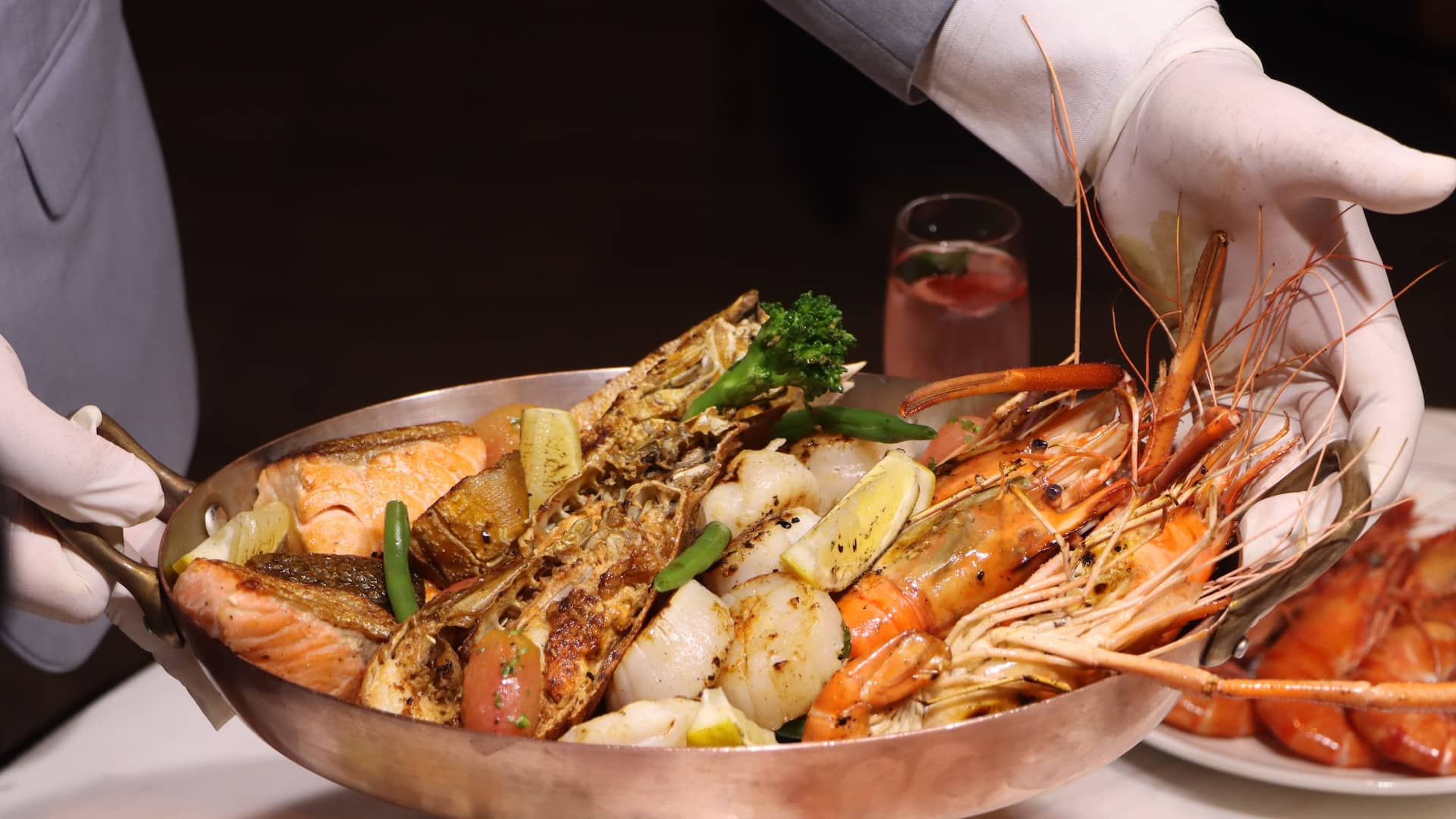 1 នៃ 1 Hyatt Regency Phnom Penh Seafood Buffet Set Food