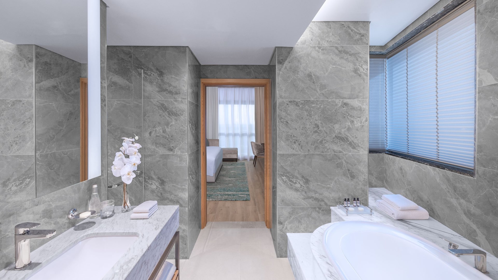 5/5 Hyatt Regency Oryx Doha Regency Suite Bathroom