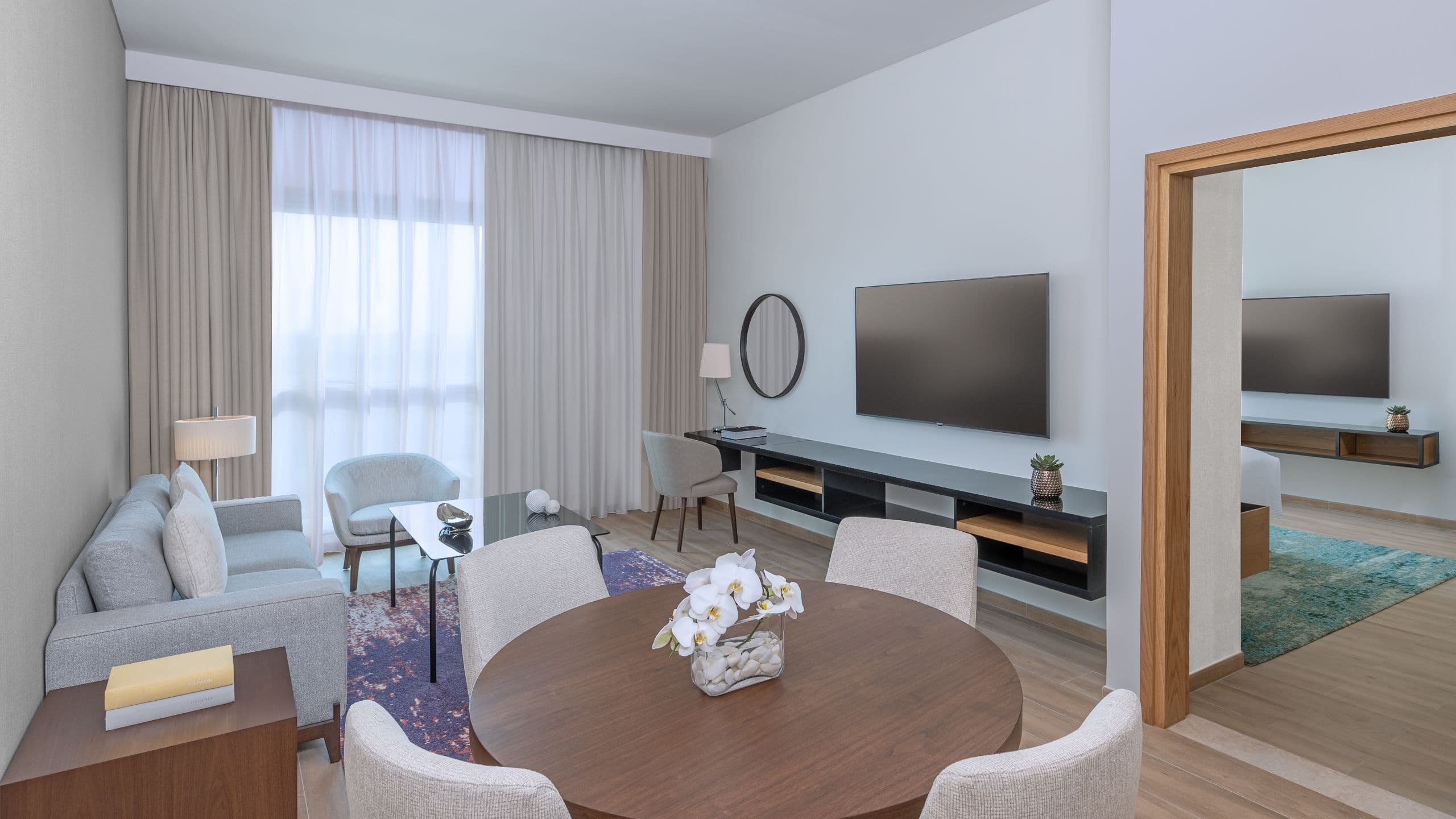 Hyatt Regency Oryx Doha - Enjoy this 75 m² suite with king bedroom, separate living/dining area, work space, and luxurious bath with walk-in shower & tub.