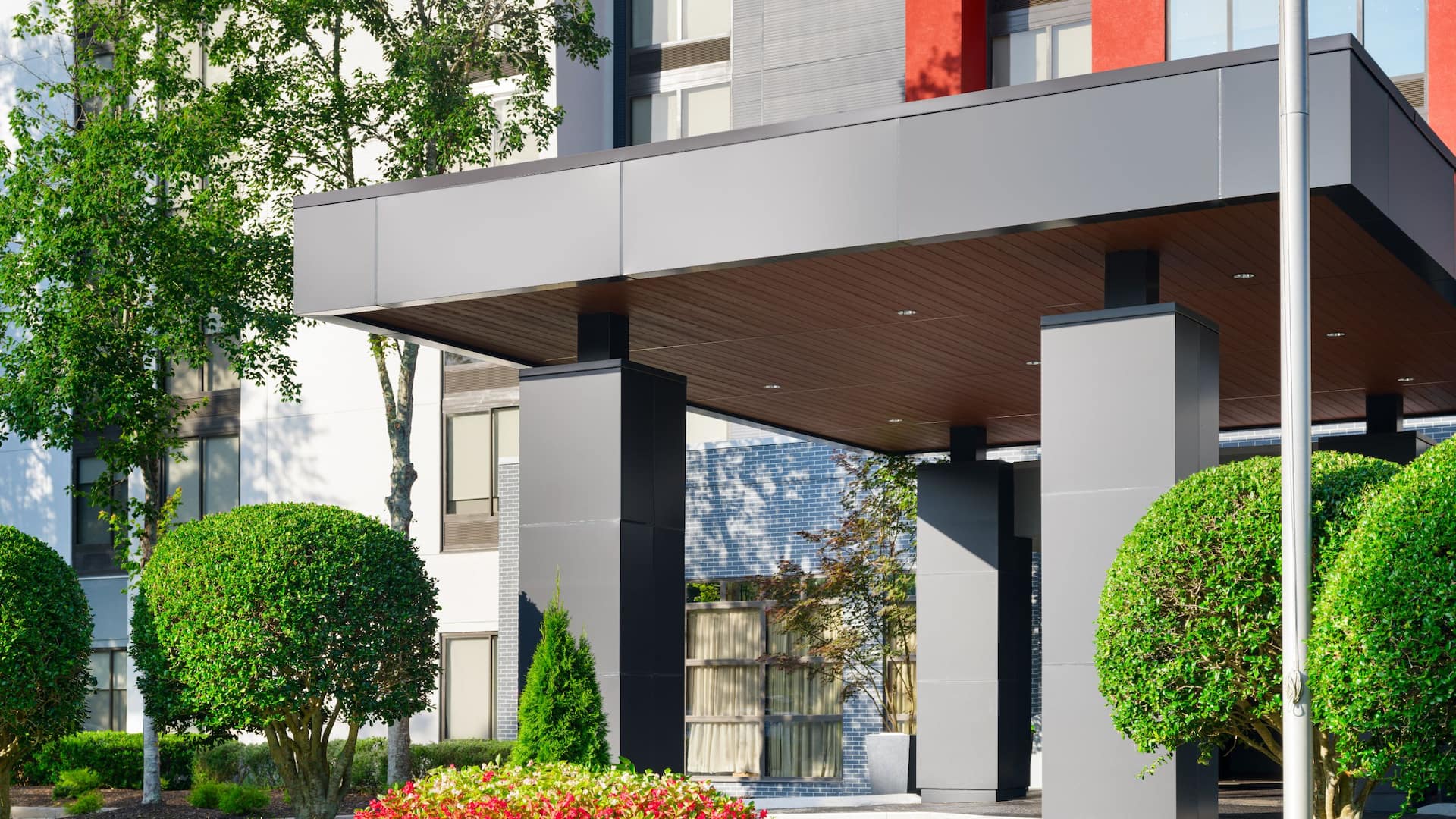 Hyatt Place Atlanta/Alpharetta/North Point Mall Entrance Landscaping