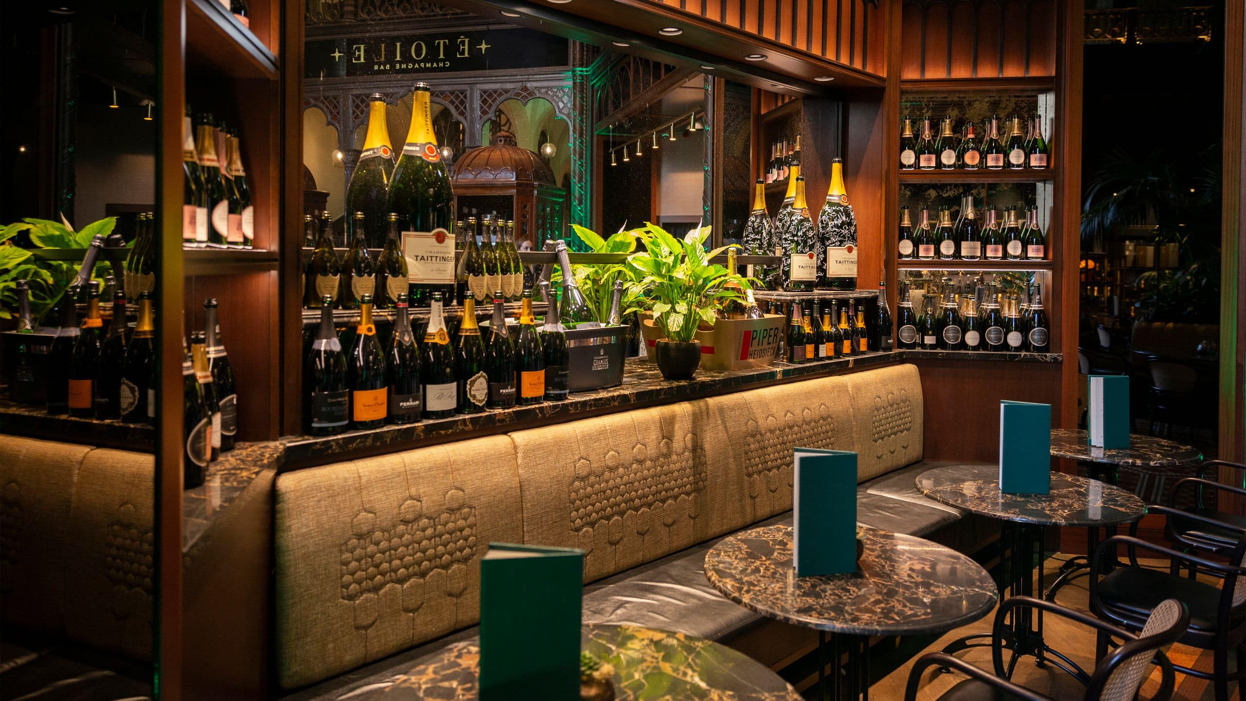 Párisi Udvar Hotel Budapest Etoile Champagne Bar Tables Bottle