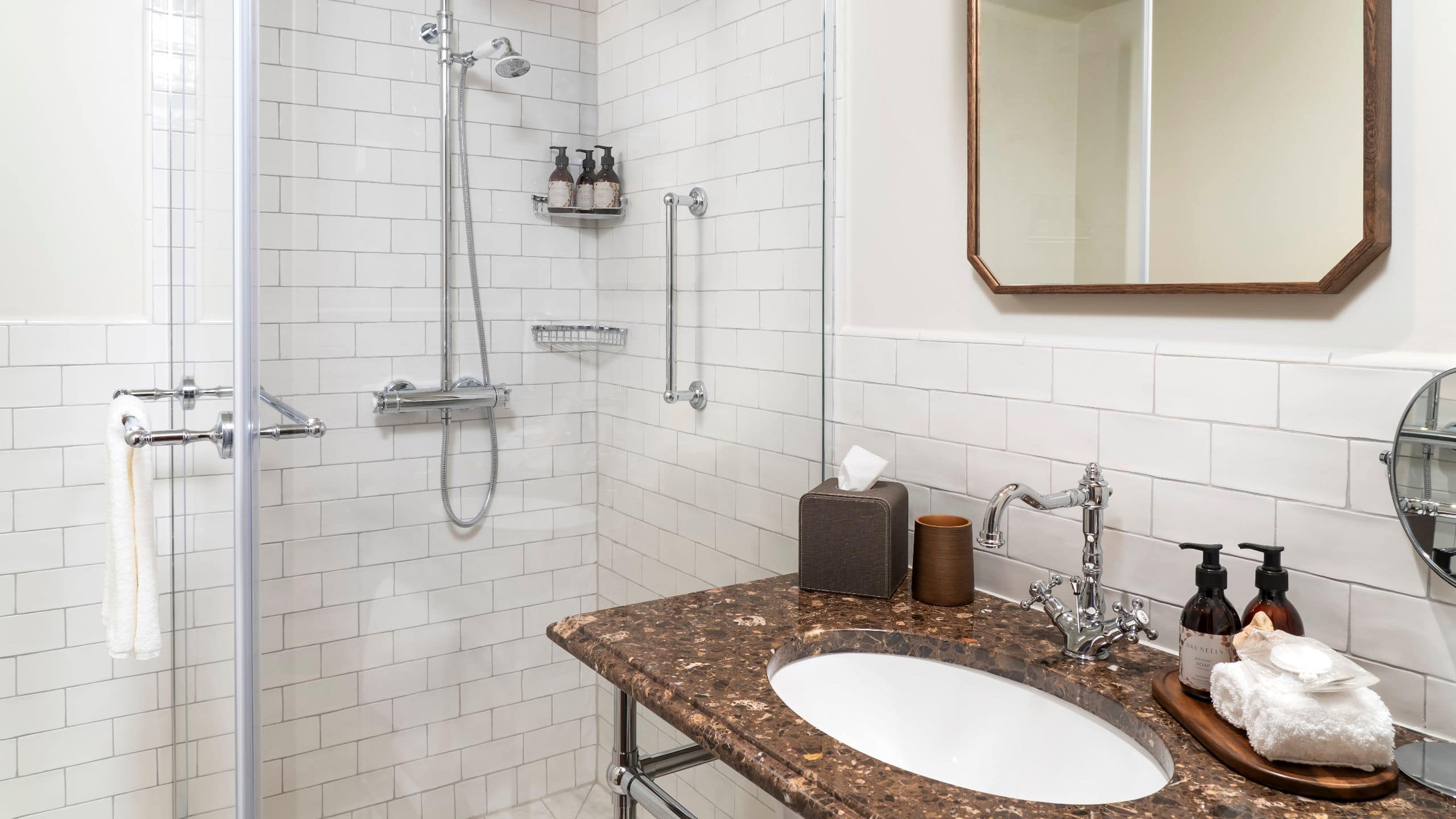 2 de 7 Brunfels Hotel Guestroom Bathroom Shower Corner