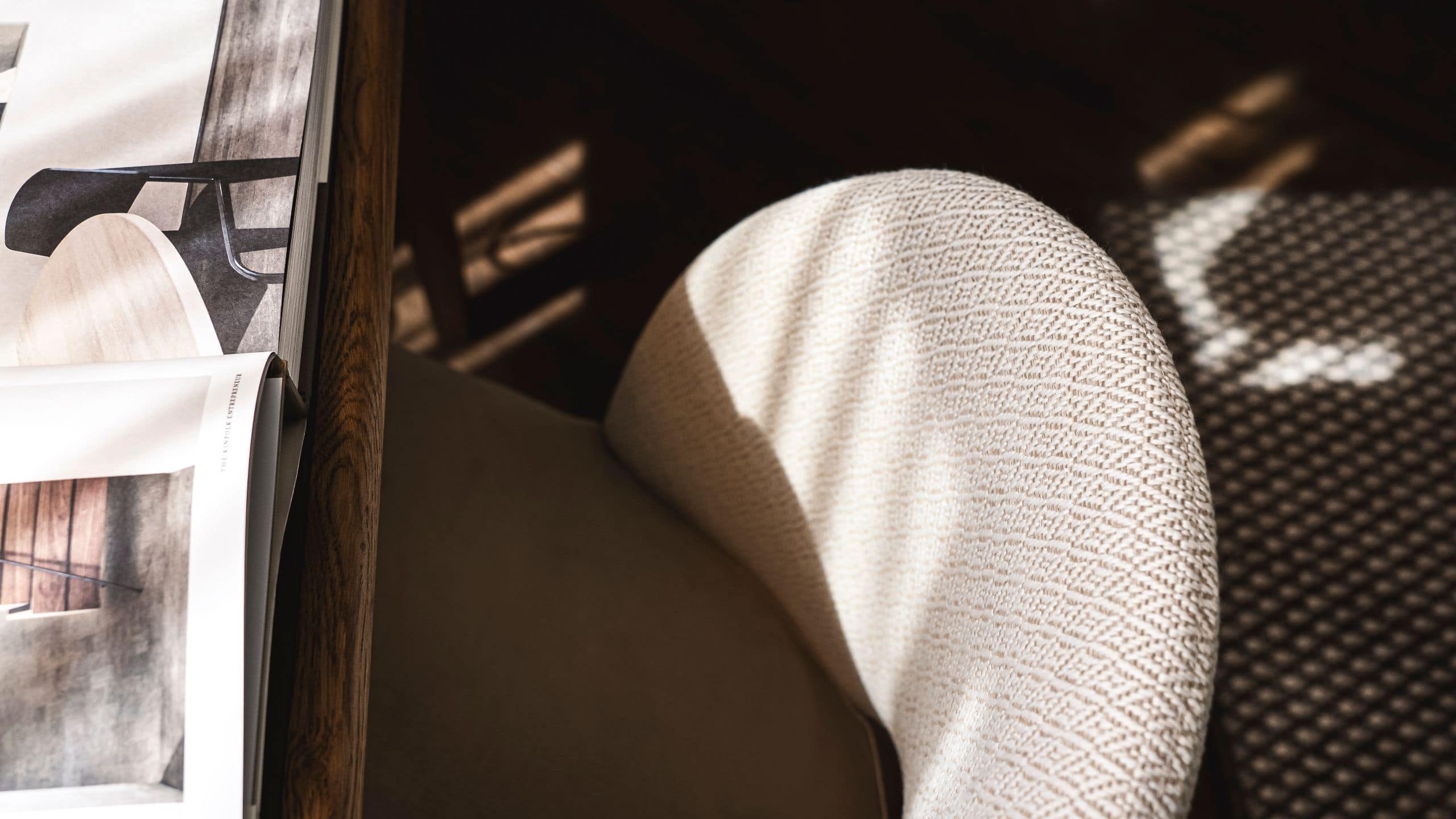 5 de 5 Brunfels Hotel Guestroom Chair And Book