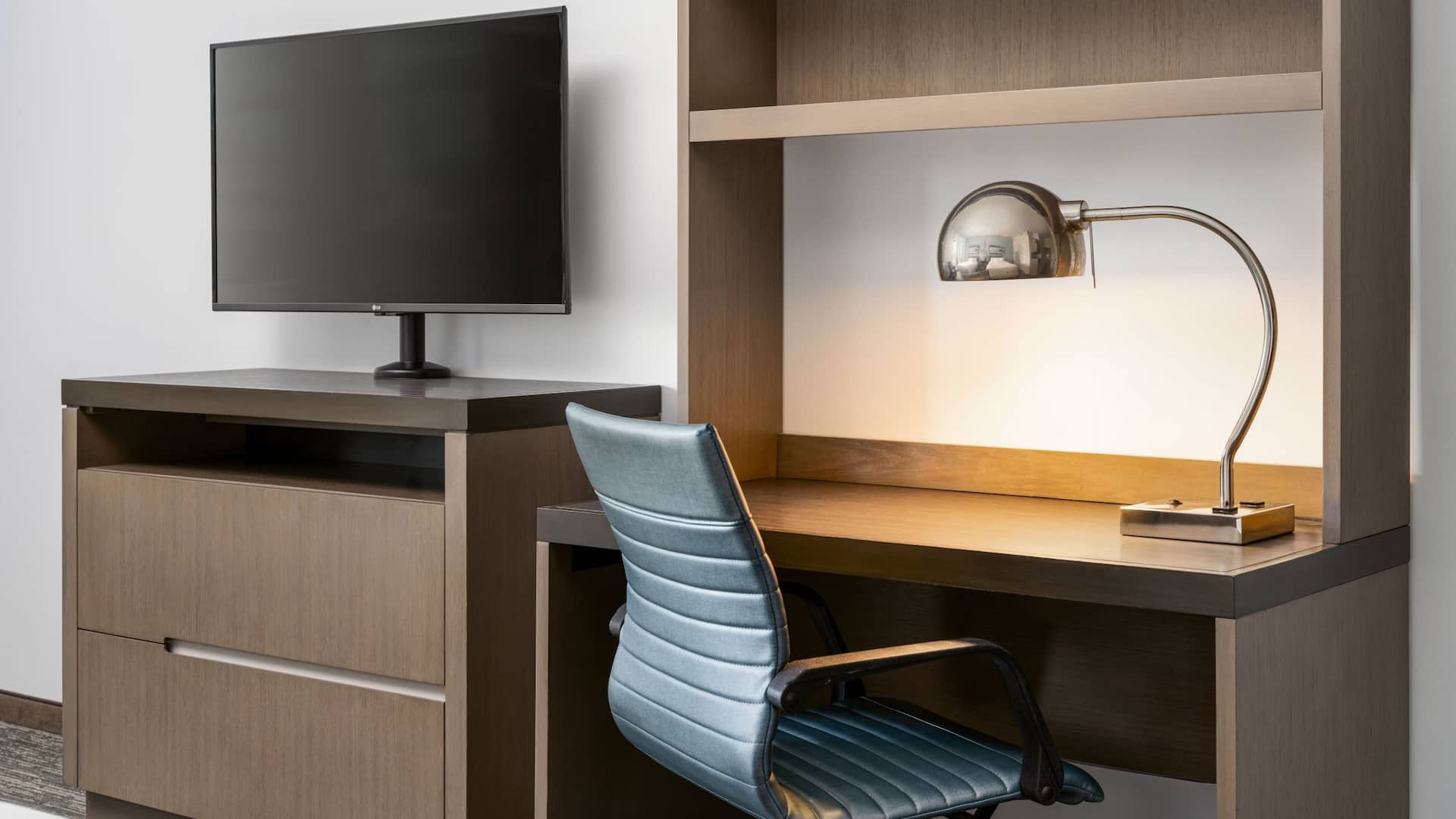 第 3，共 3 Hyatt House Naples/5th Avenue DENQ Standard Den Two Queen Room Desk TV