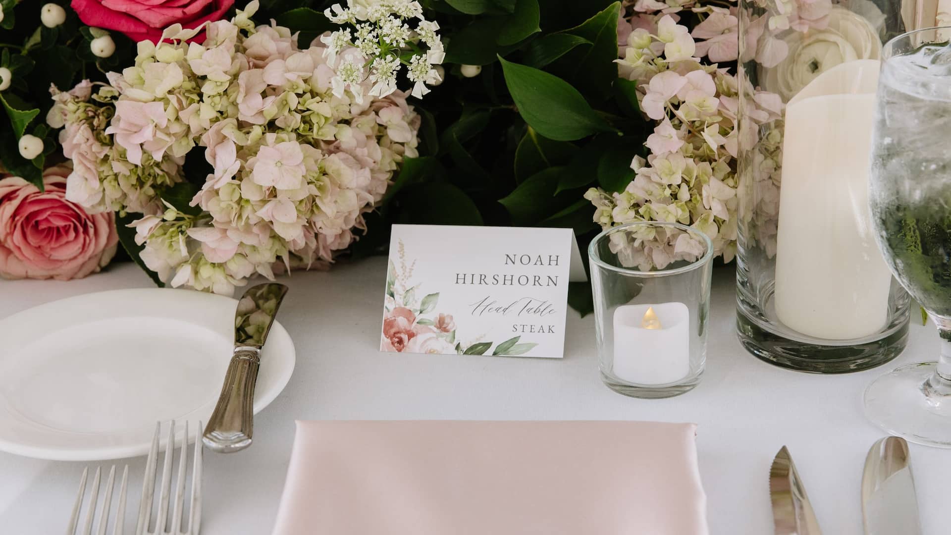 2 de 5 Grand Hyatt Wedding Reception Place Setting Detail
