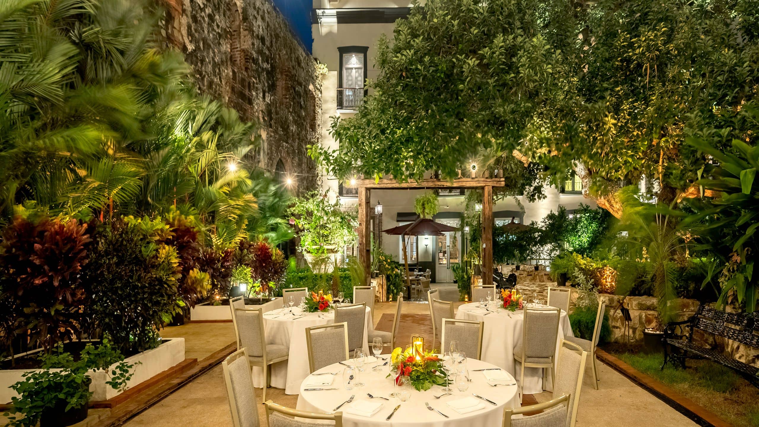 Hotel La Compañia Capilla Patio Dining Tables