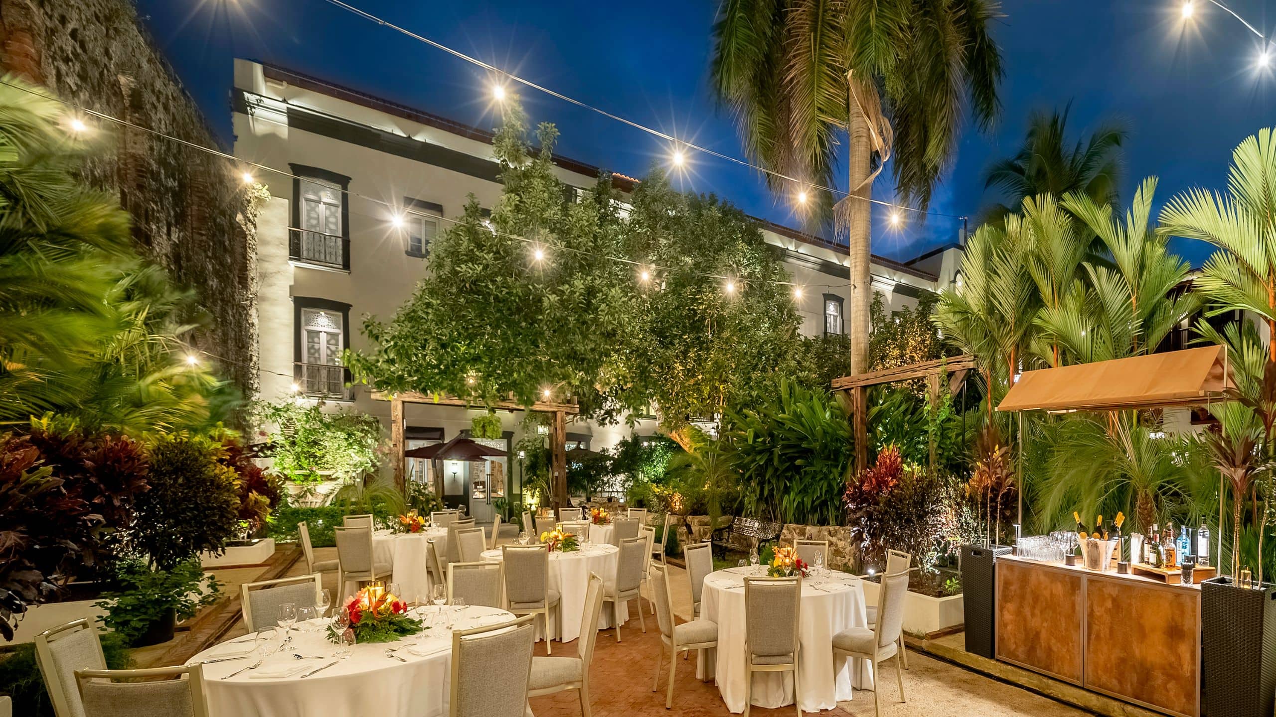 Hotel La Compañia Capilla Dining Tables Night