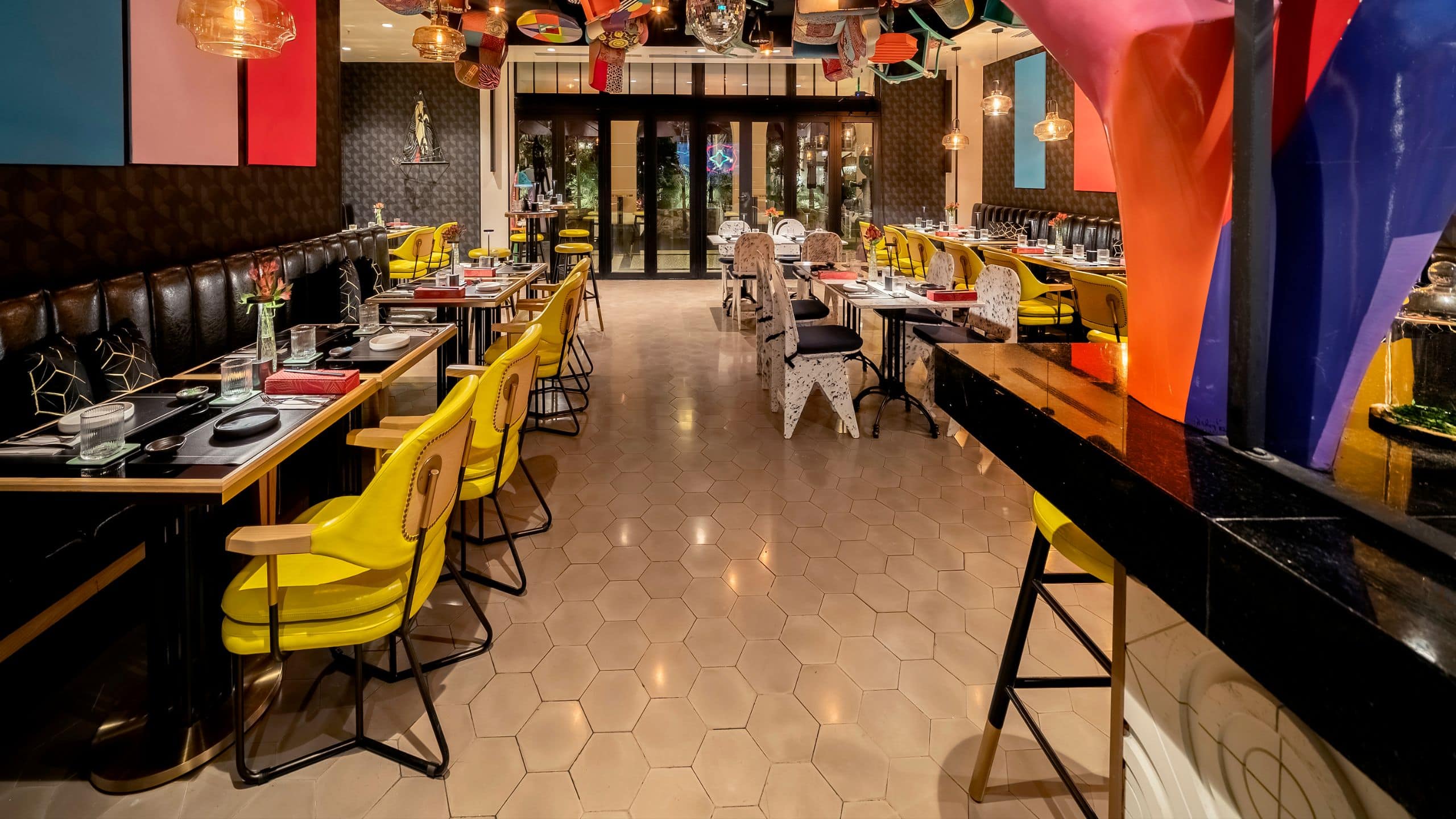 Hotel La Compañia Haris Seating Table