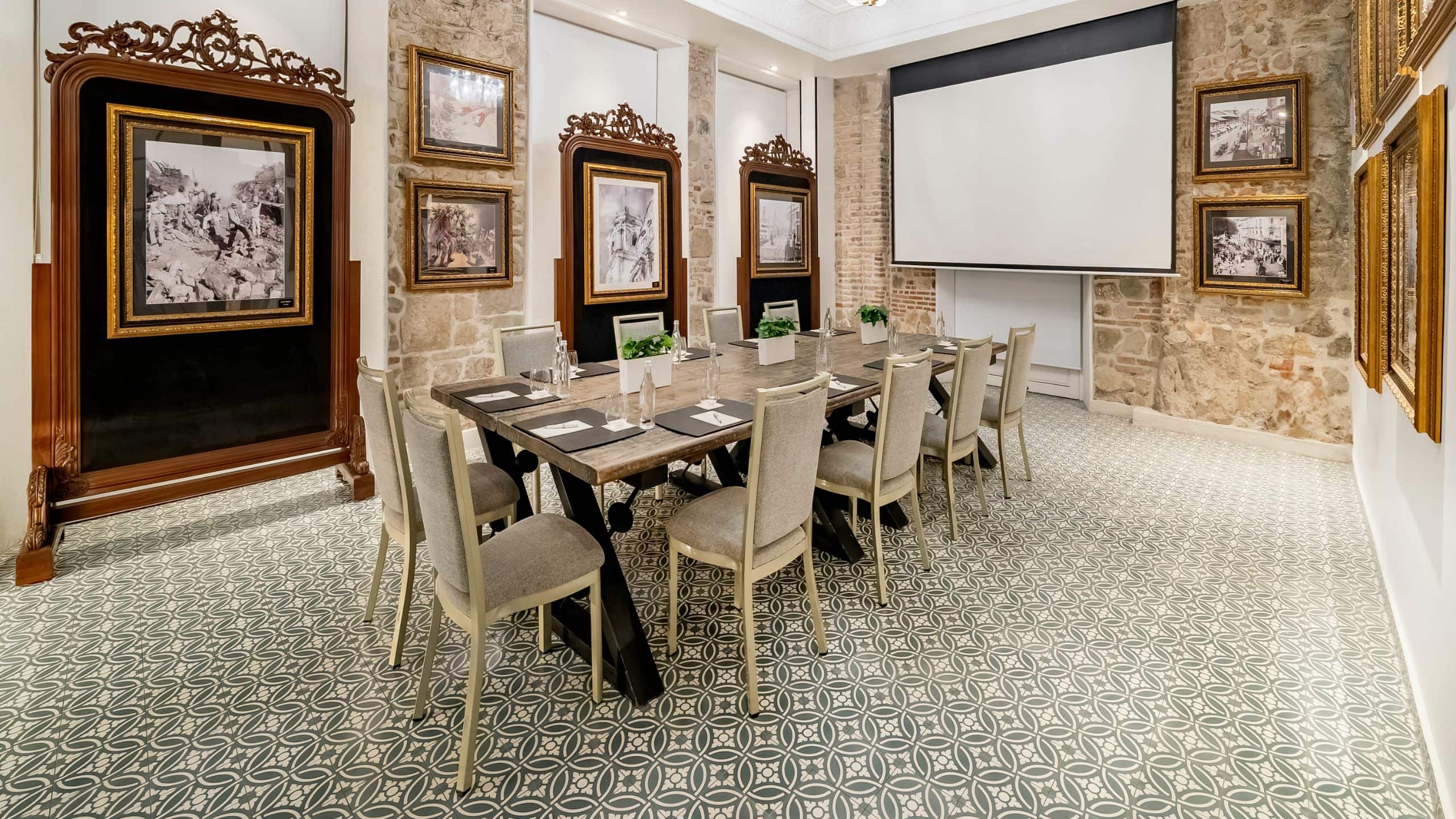 Hotel La Compañia Galeria Endara Meeting Table Setup