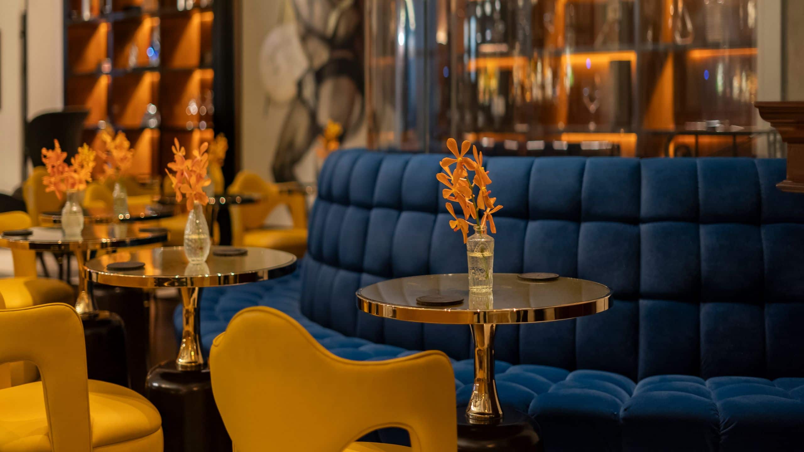 Hotel La Compañia Exilio Bar Table Details