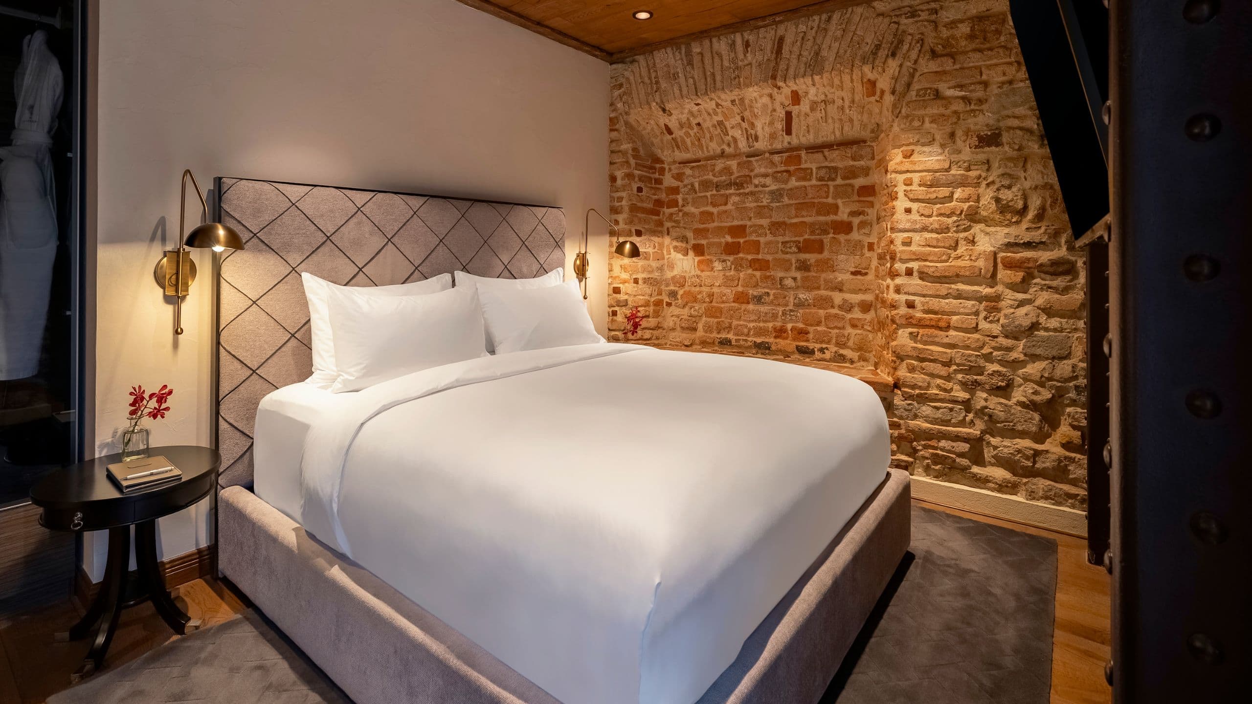 Hotel La Compañia Suite King Bedroom