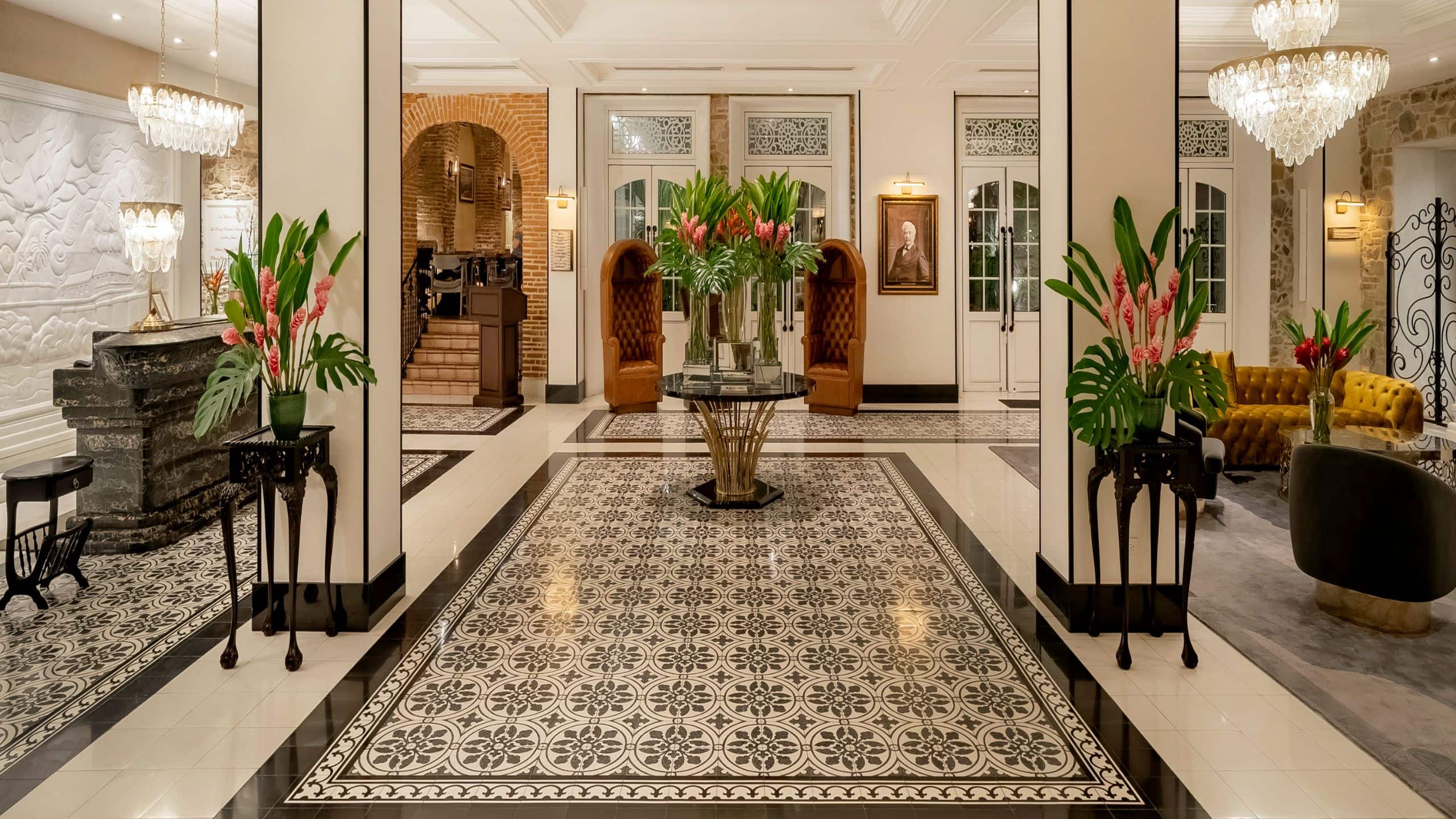 Hotel La Compañia Lobby Entrance