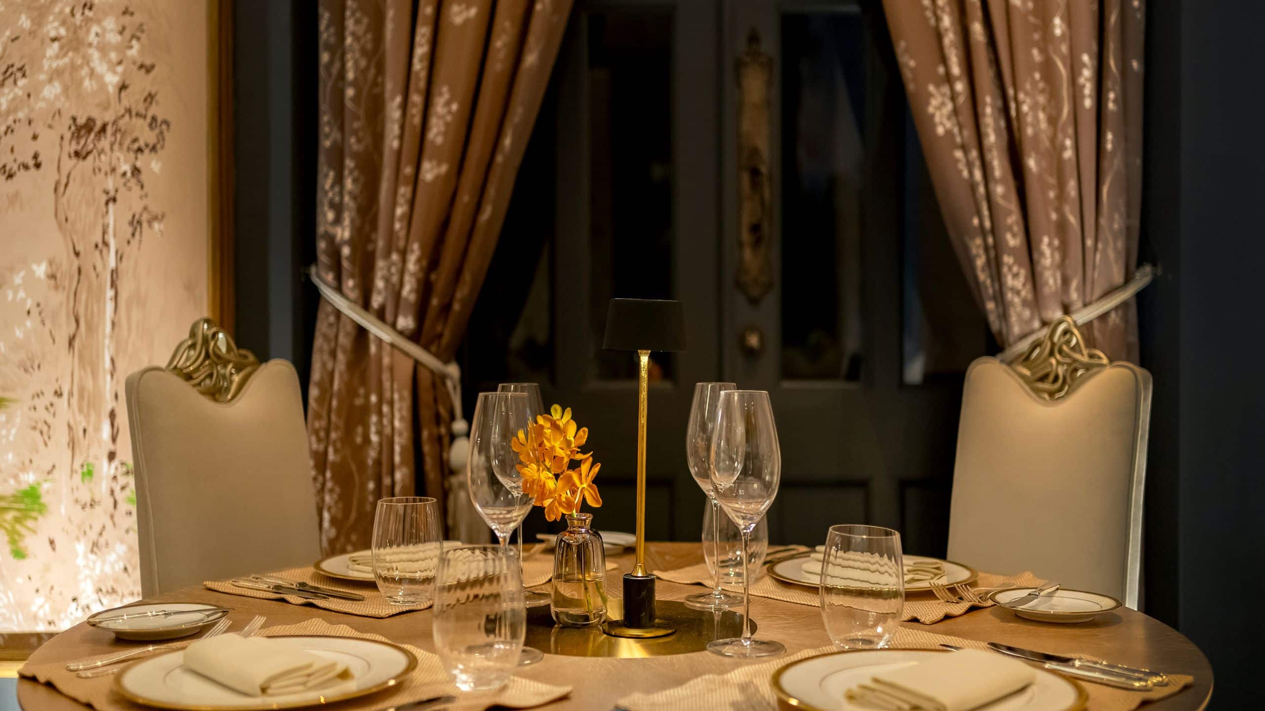 Hotel La Compañia Villaana Dining Table Setup Details