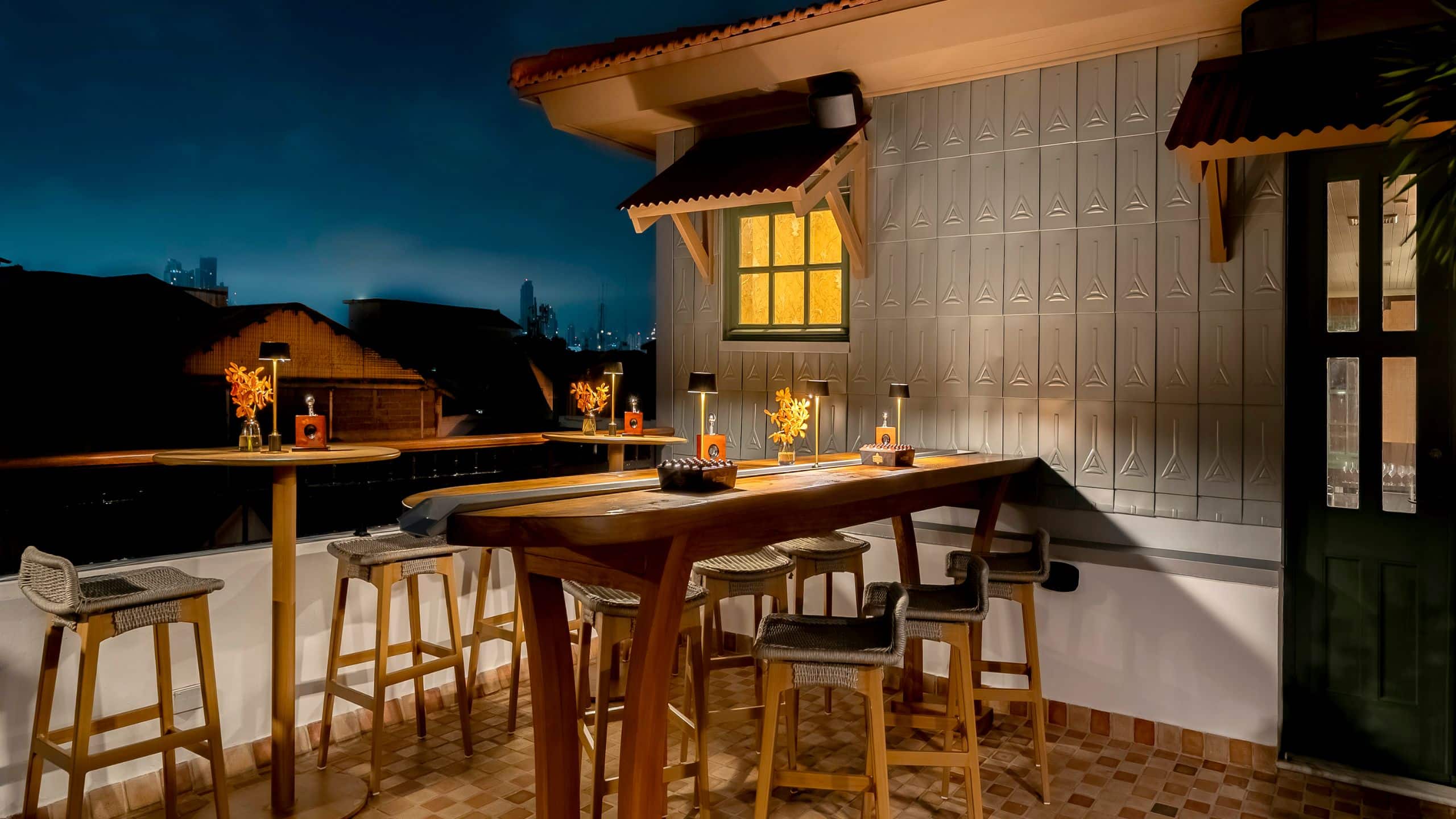 Hotel La Compañia Villaana Rum And Cigar Lounge Patio Night