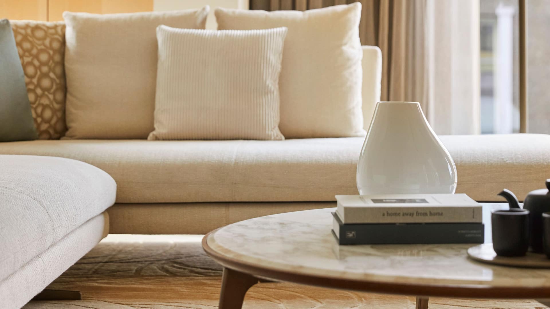 1 de 1 Park Hyatt Zurich Presidential Suite Living Room Furnishing Detail
